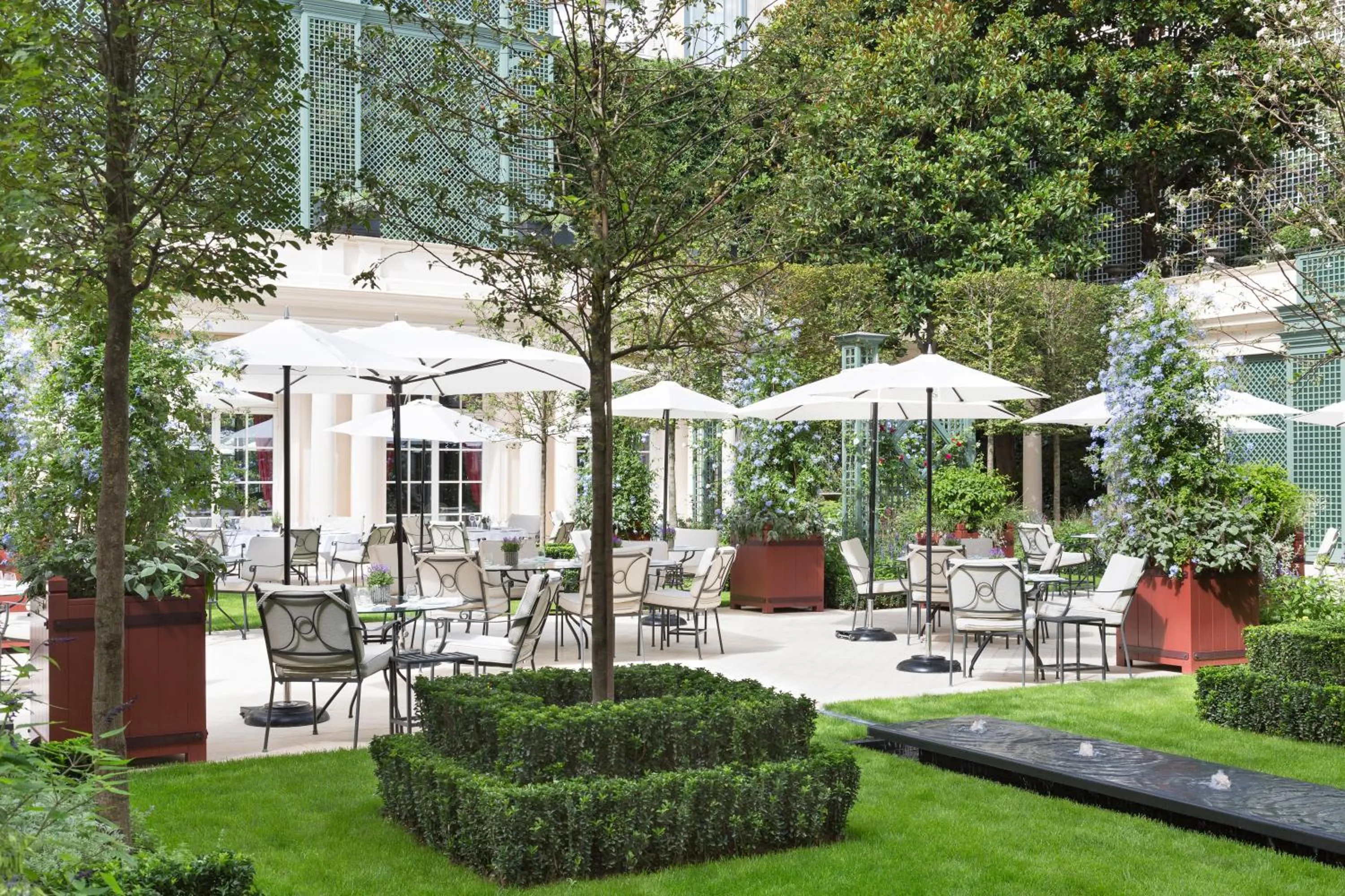 Garden in Le Bristol Paris, Oetker Hotels