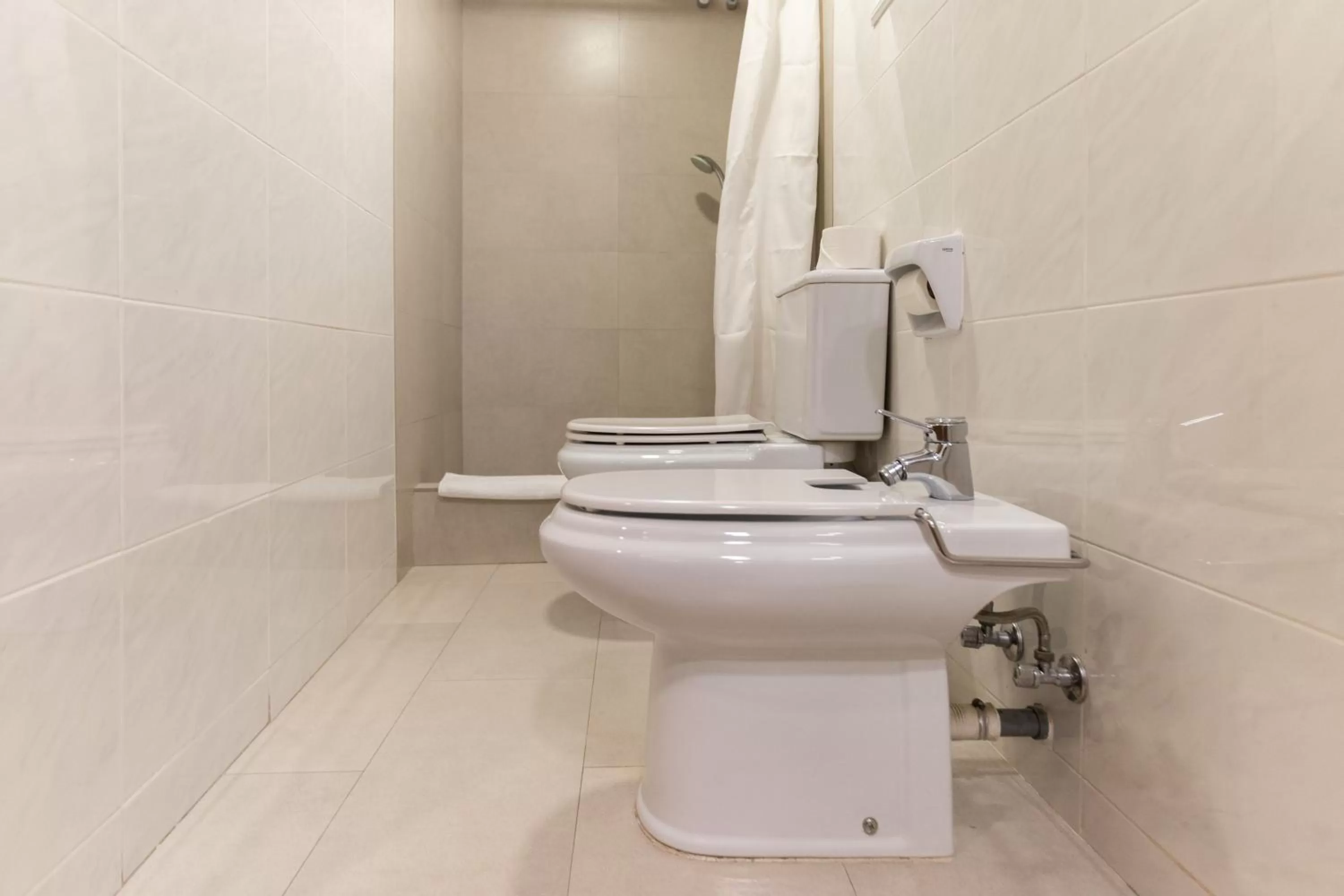 Bathroom in Atica Apartments - by Weflating