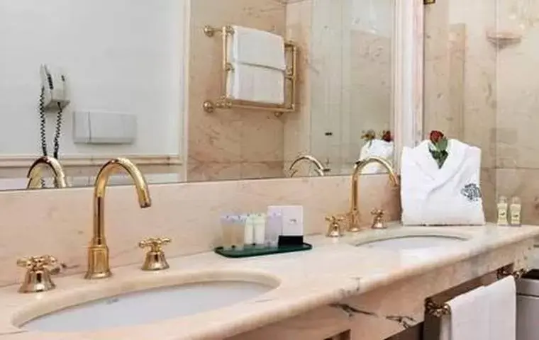 Bathroom in Hotel Mecenate Palace