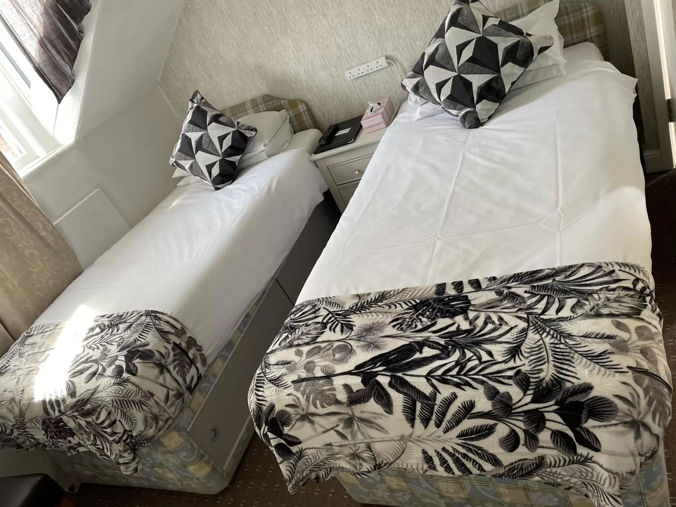 Twin Room with Shared Bathroom in Diamonds Villa near York Hospital Twin Room with Shared Bathroom in Diamonds Villa near York Hospital