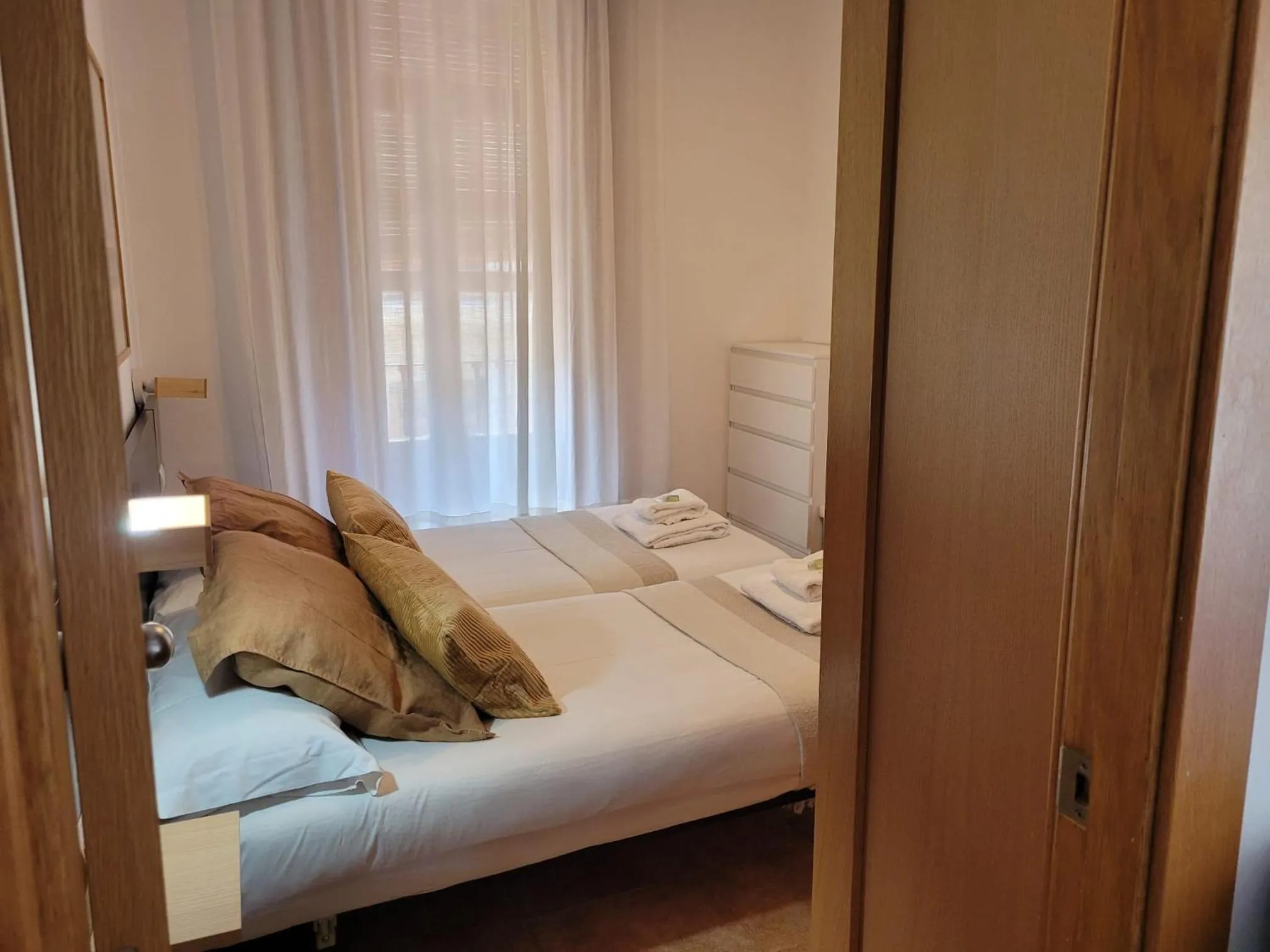 Photo of the whole room, Bed in Living Valencia Apartments - Merced