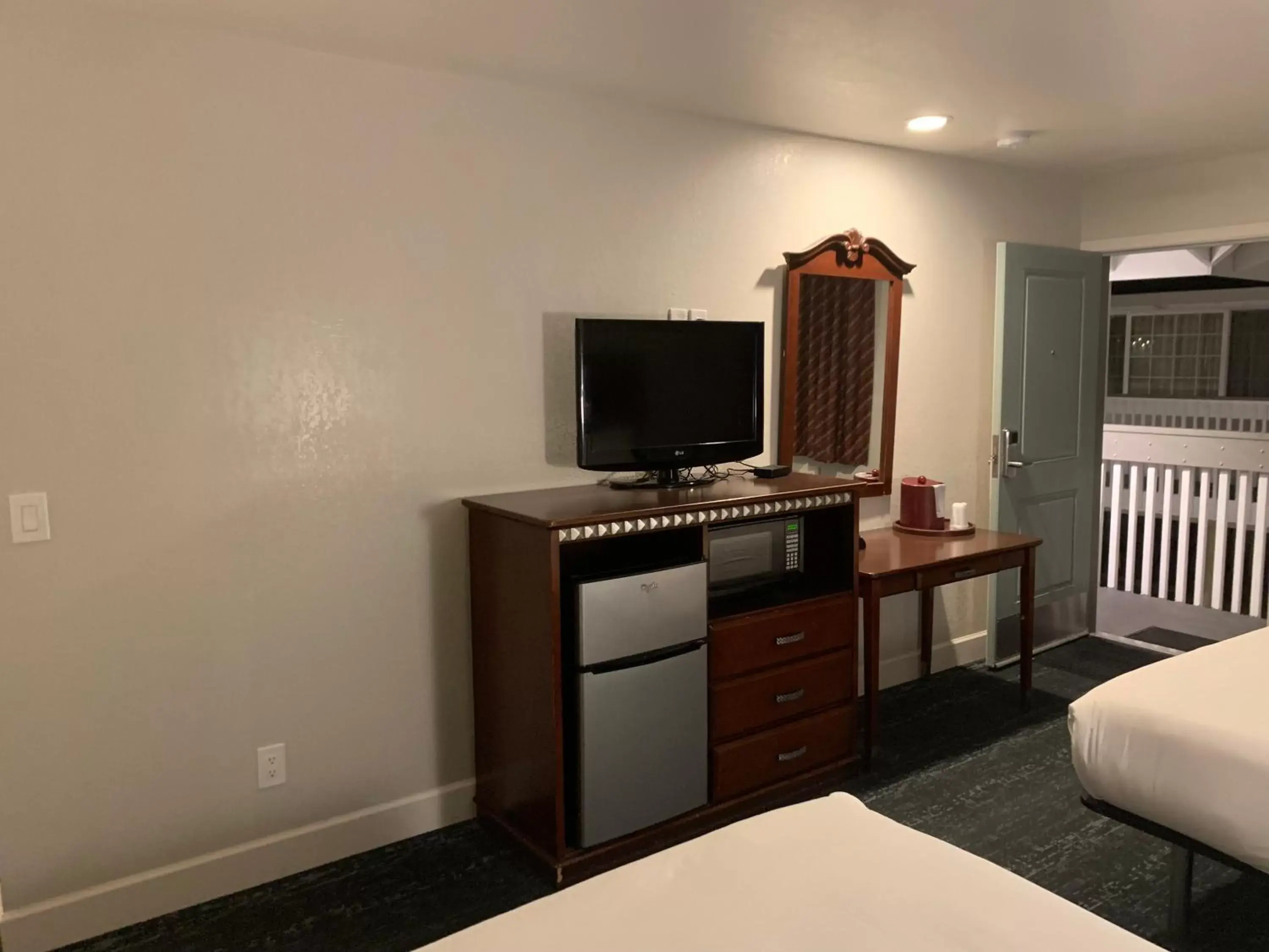 Bedroom, TV/Entertainment Center in Stargazer Inn and Suites