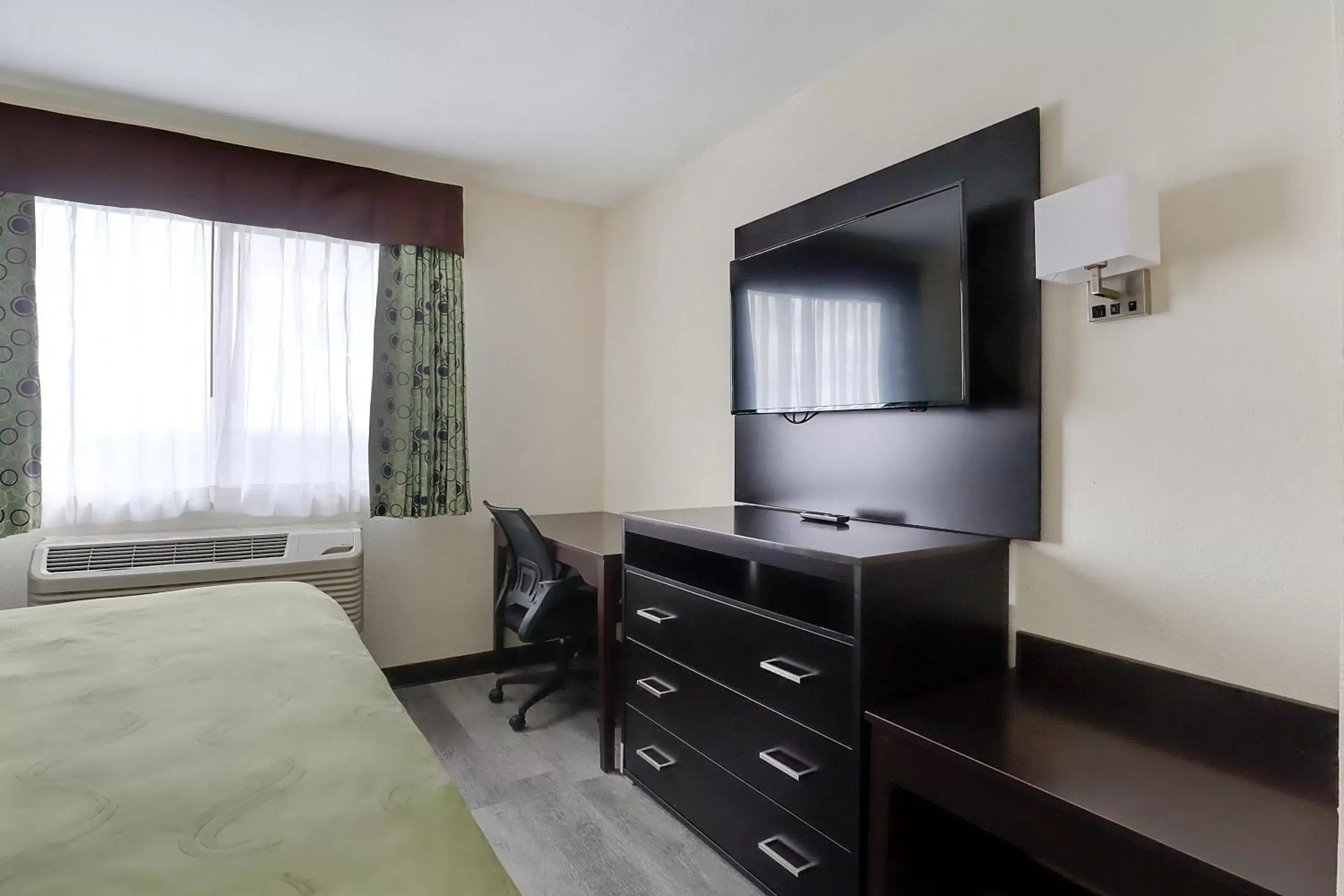 TV and multimedia, TV/Entertainment Center in Quality Suites Albuquerque Airport