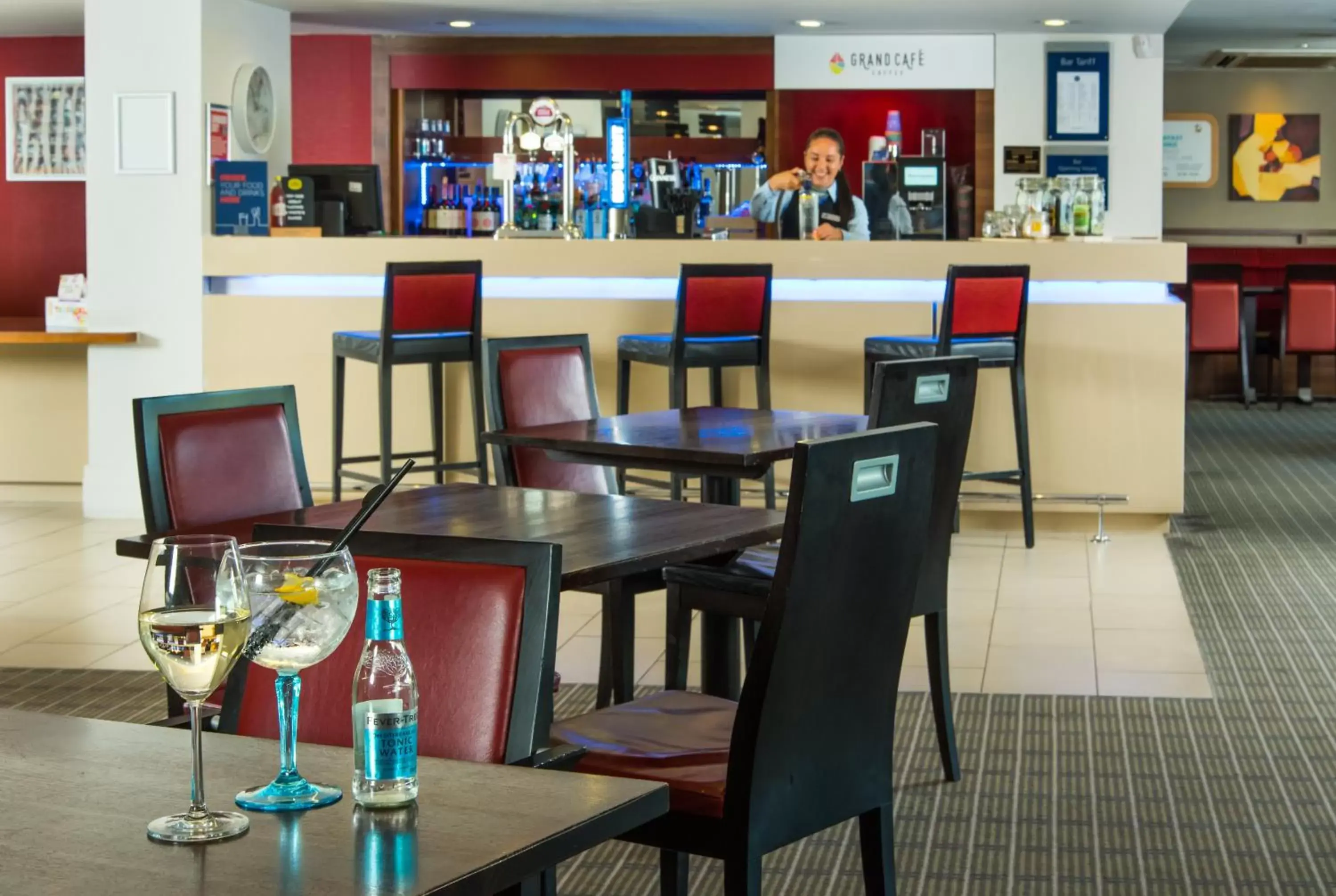 Lounge or bar in Holiday Inn Express Milton Keynes, an IHG Hotel