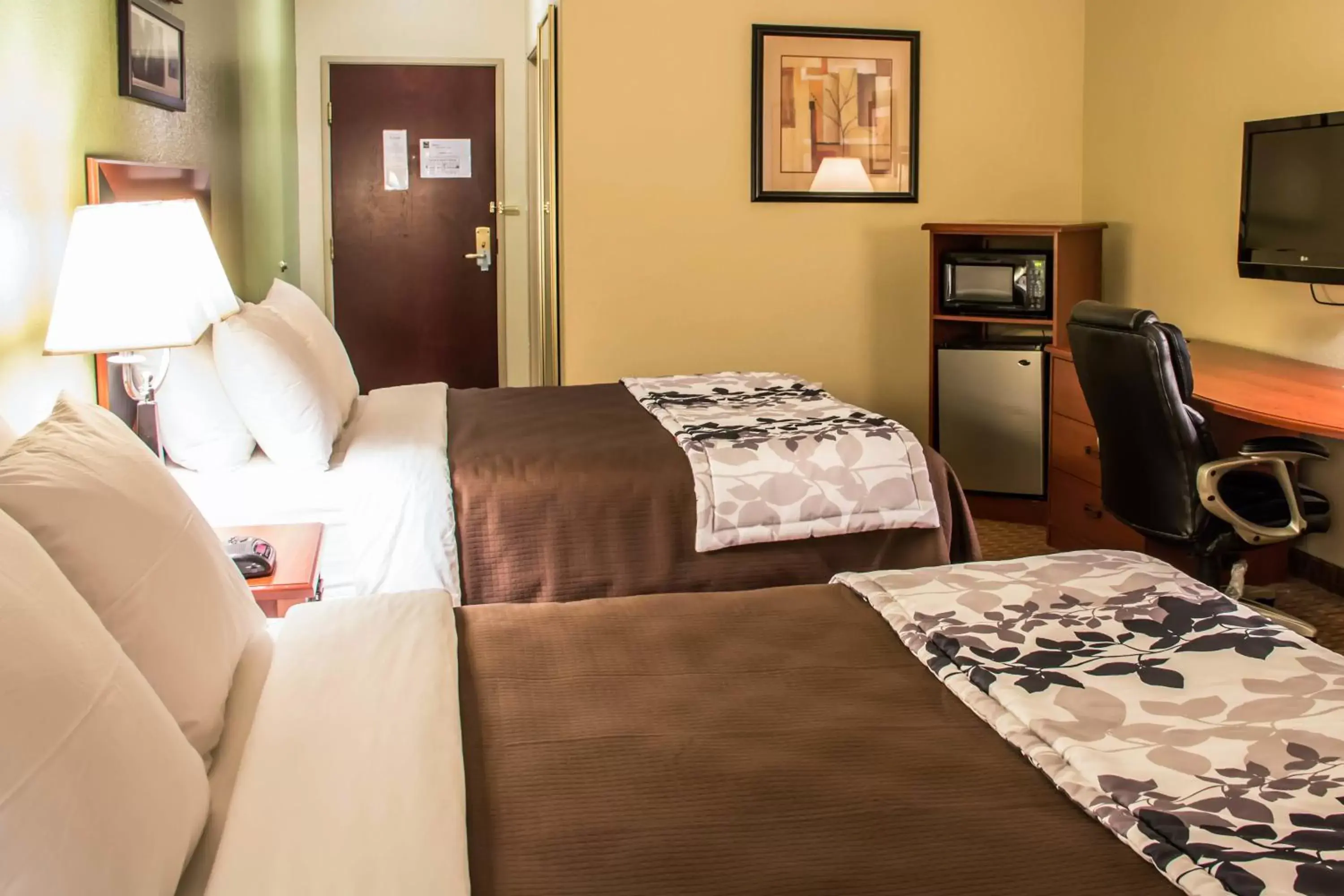 Queen Room with Three Queen Beds in Sleep Inn and Suites at Six Flags
