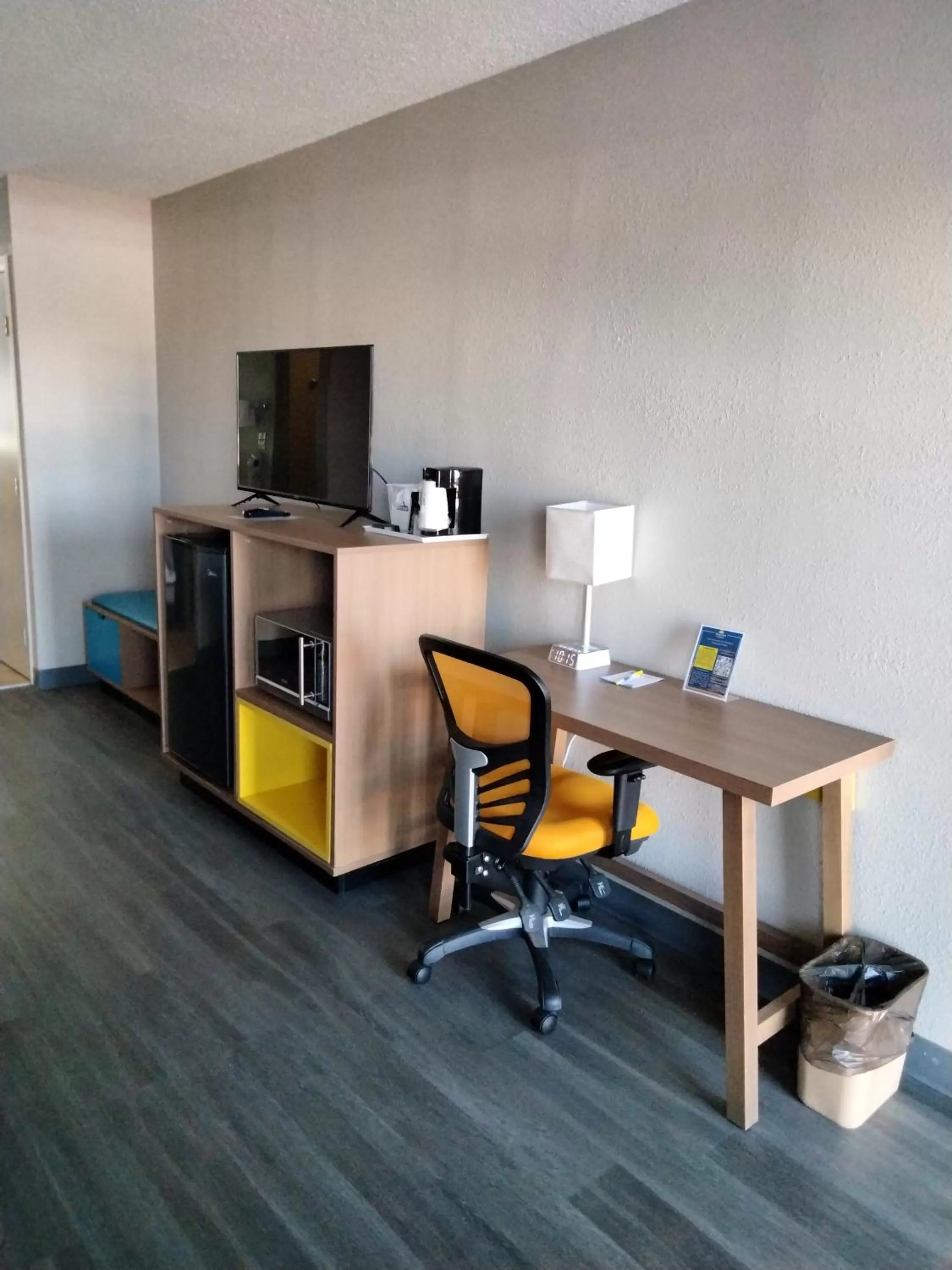 Days Inn & Suites by Wyndham Albuquerque North