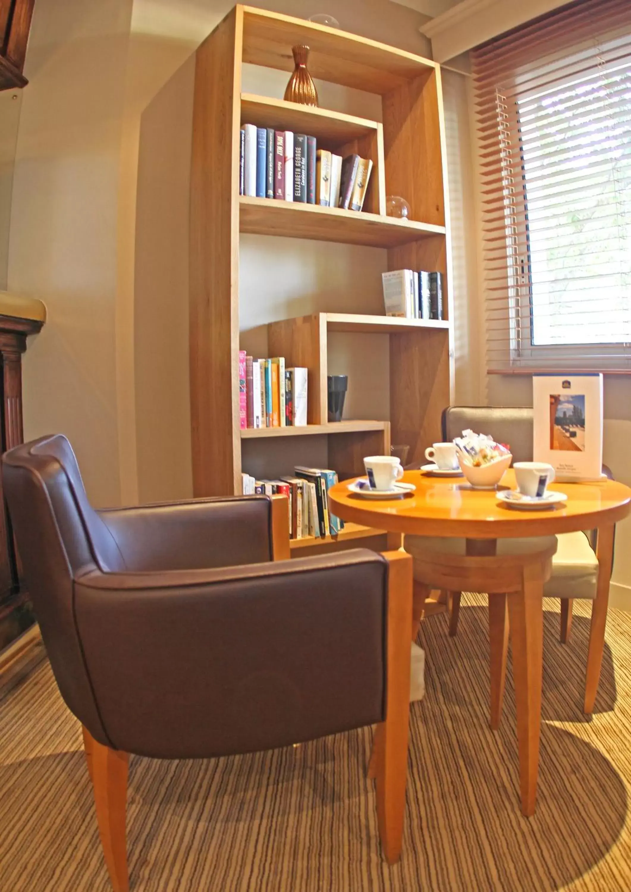 Lounge or bar, Library in Best Western Marseille Aeroport