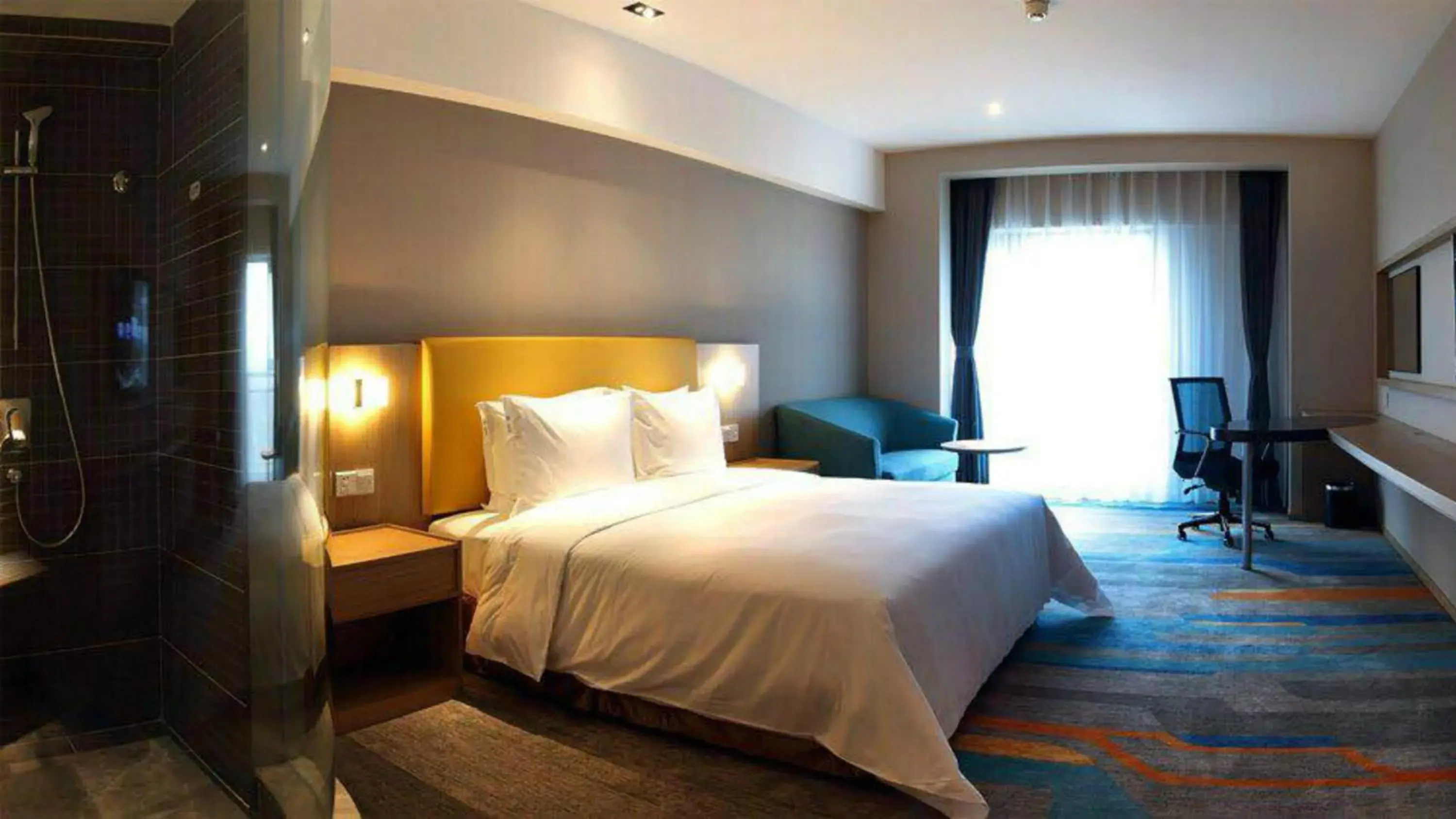Photo of the whole room, Bed in Holiday Inn Express Xi'an Qujiang South, an IHG Hotel