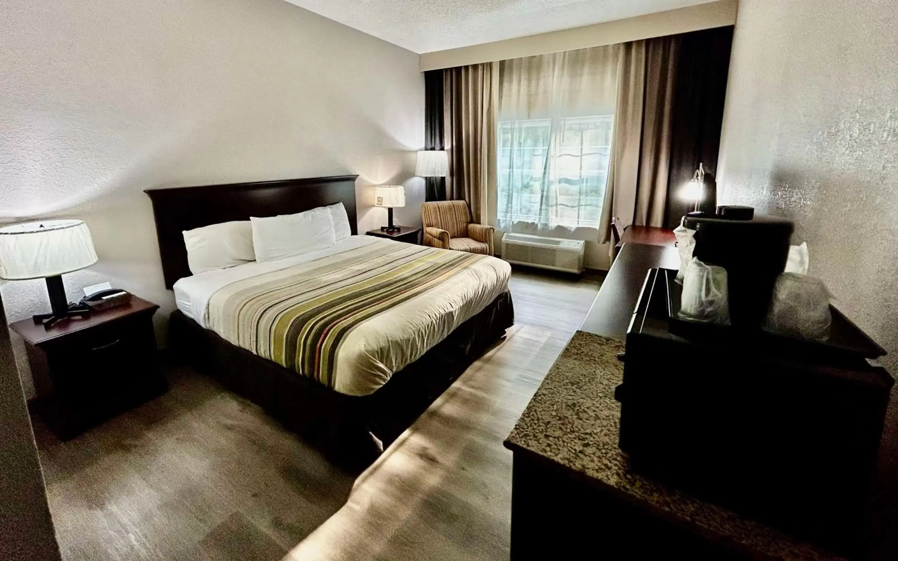 Bedroom in Country Inn & Suites by Radisson, Columbus, GA