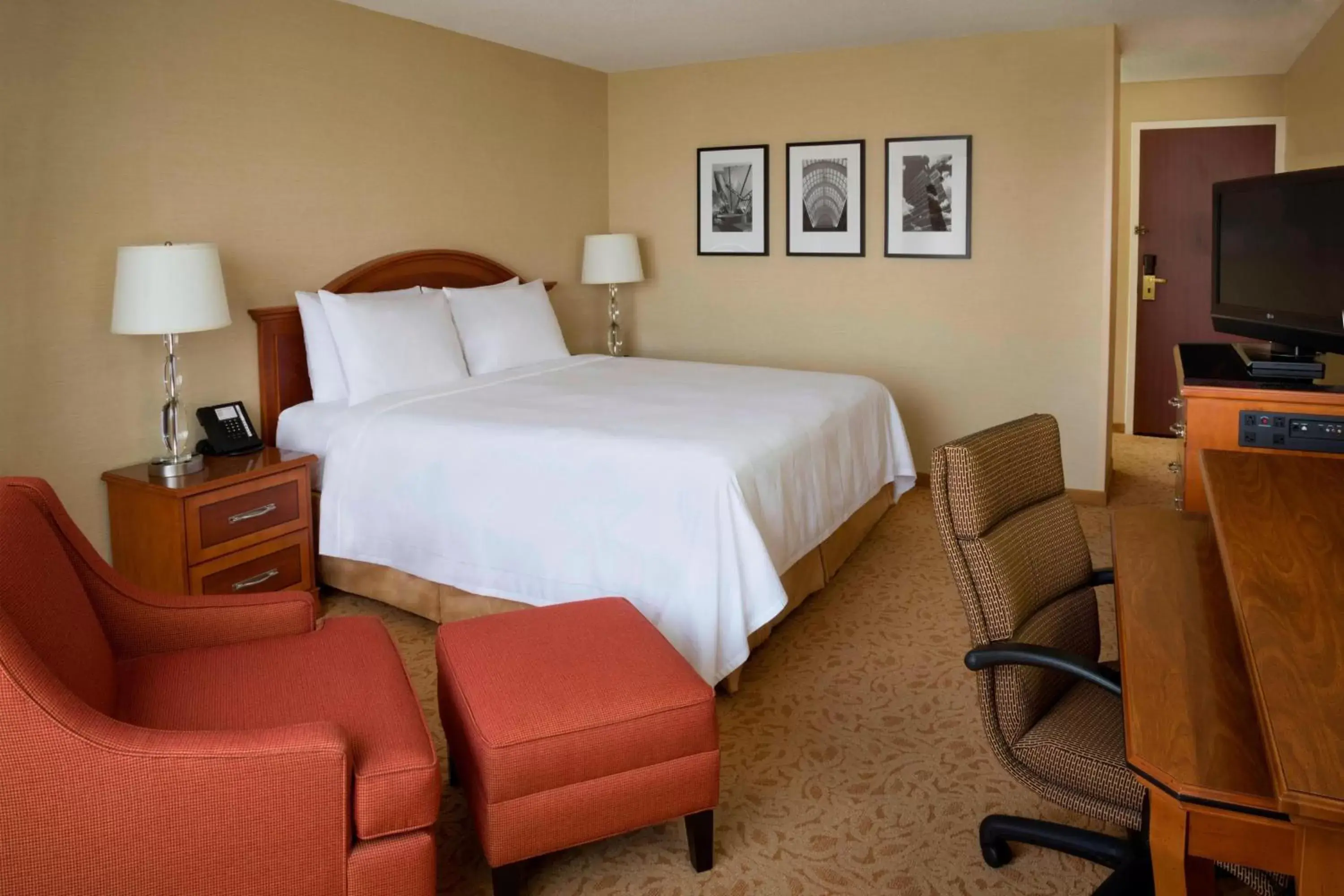 Photo of the whole room, Bed in Toronto Airport Marriott Hotel