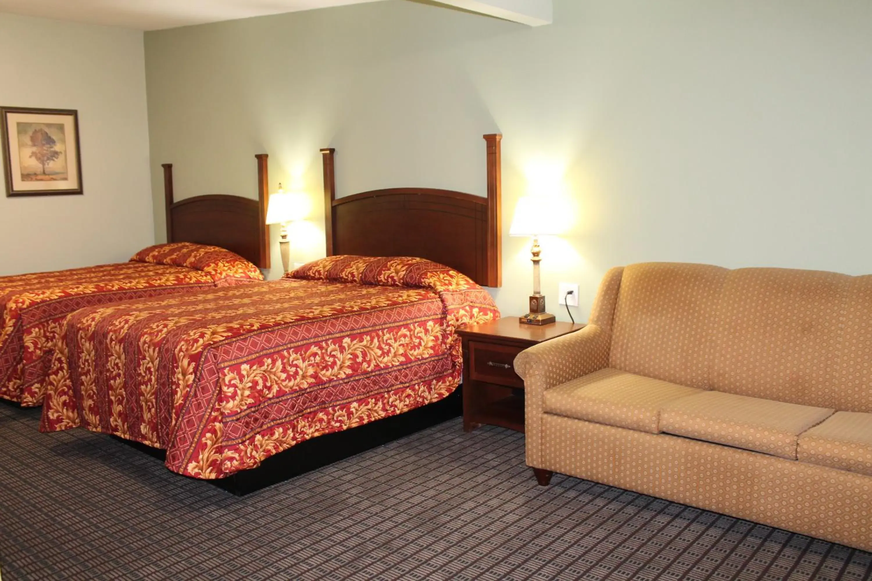 Seating area, Bed in American Inn & Suites