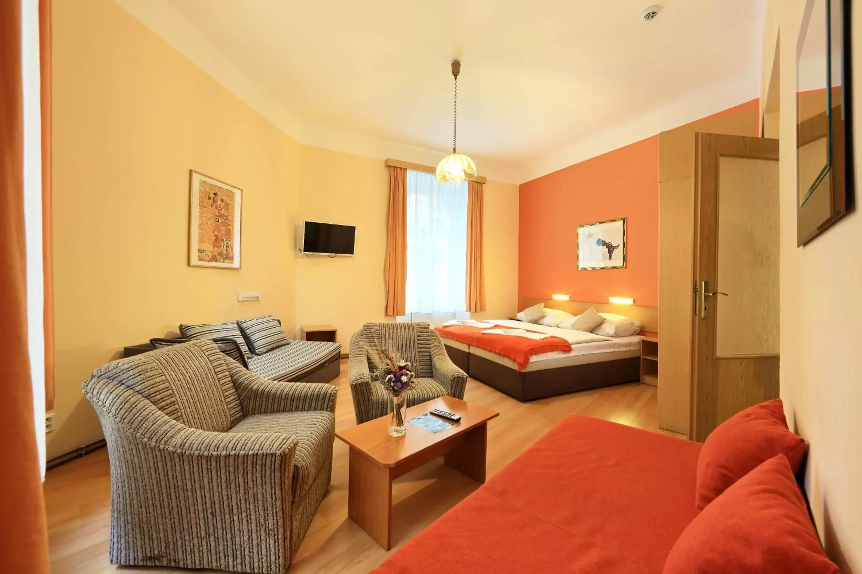 Bedroom, Seating Area in Hotel Golden City Garni