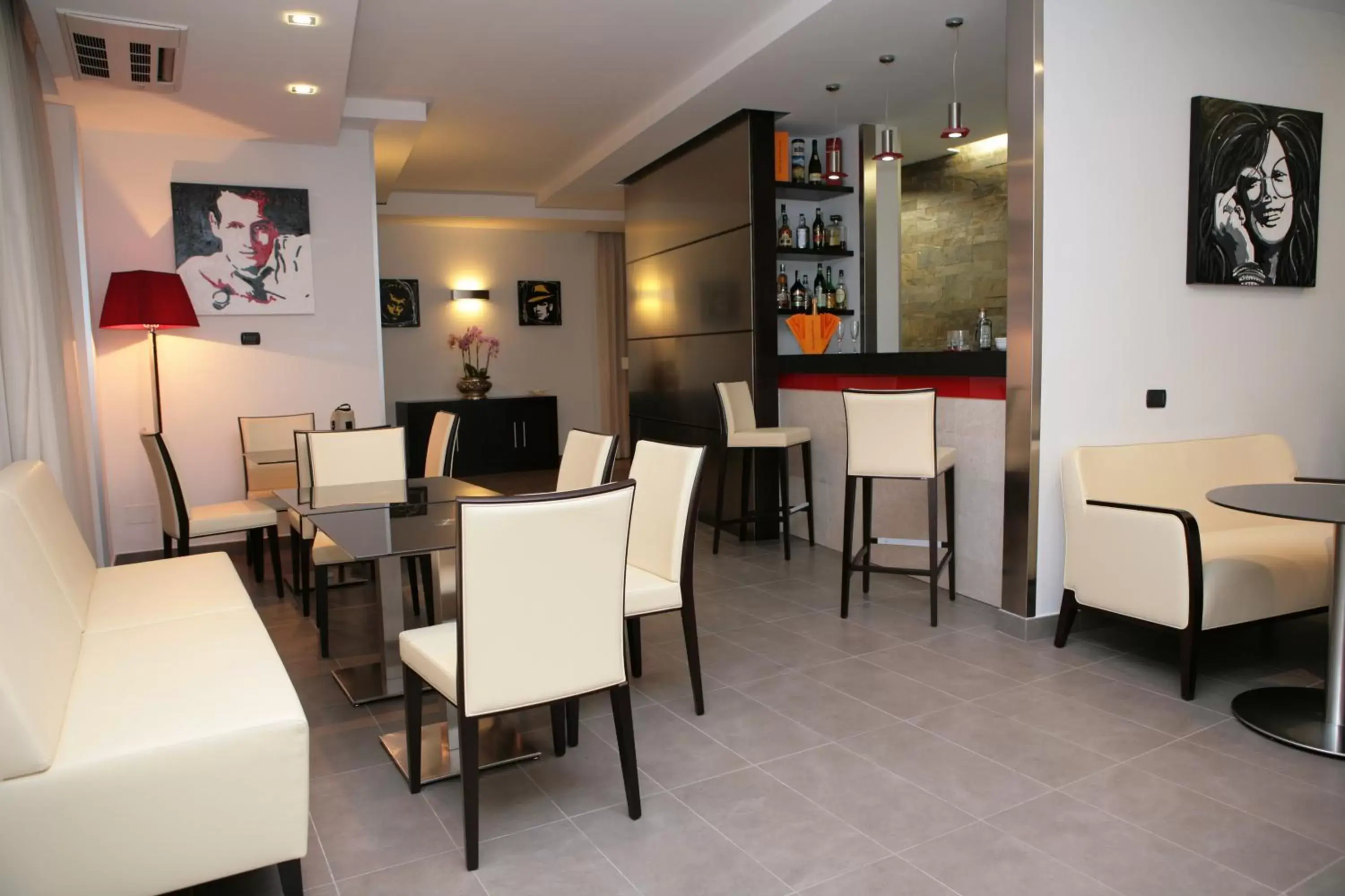 Lounge or bar, Restaurant/Places to Eat in Hotel Visagi