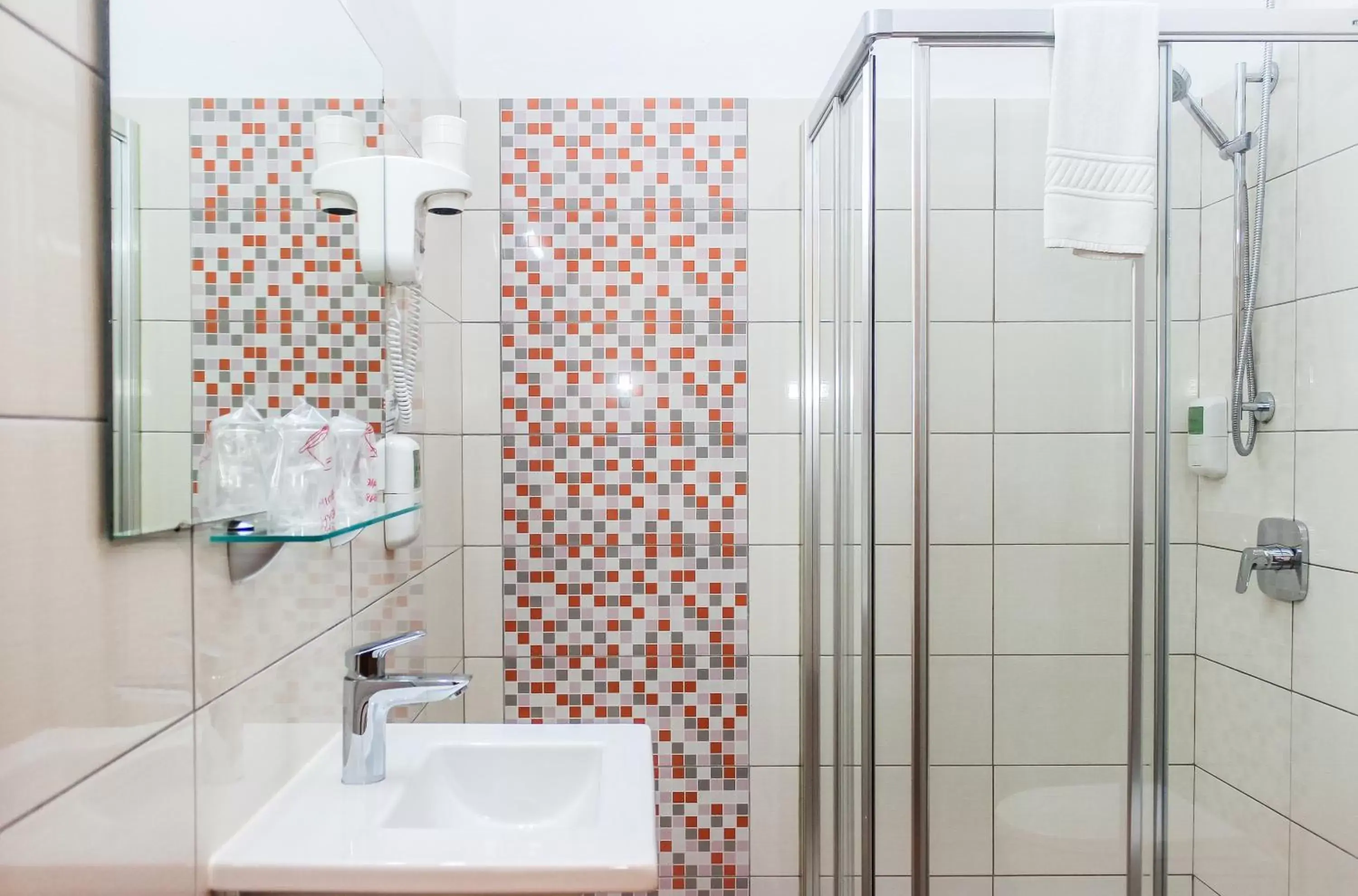 Shower, Bathroom in Hotel Colina Dos Mouros