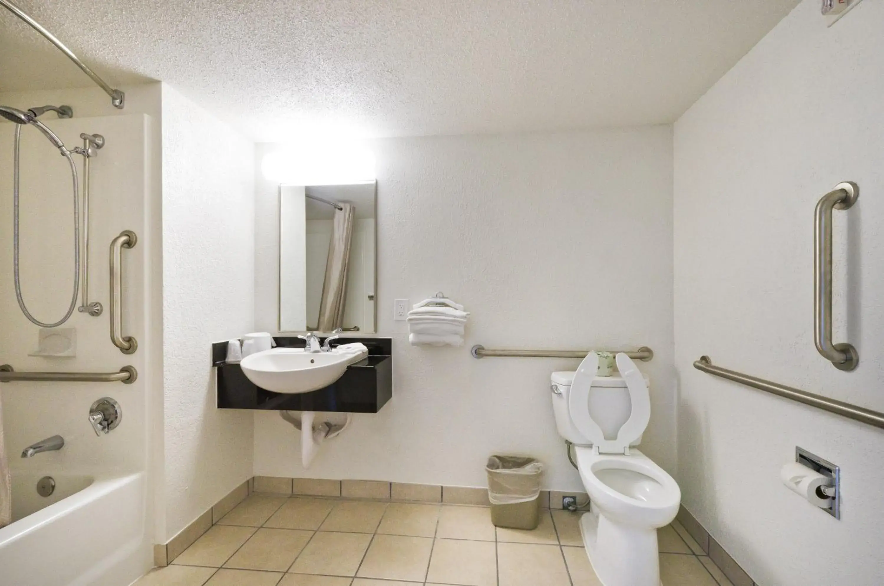 Bathroom in Motel 6-Springfield, DC - Washington Southwest