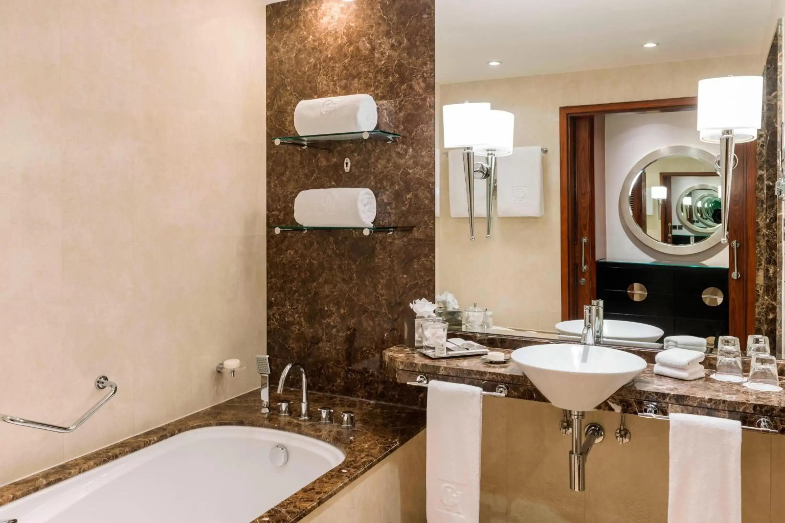 Bathroom in Grosvenor House, a Luxury Collection Hotel, Dubai