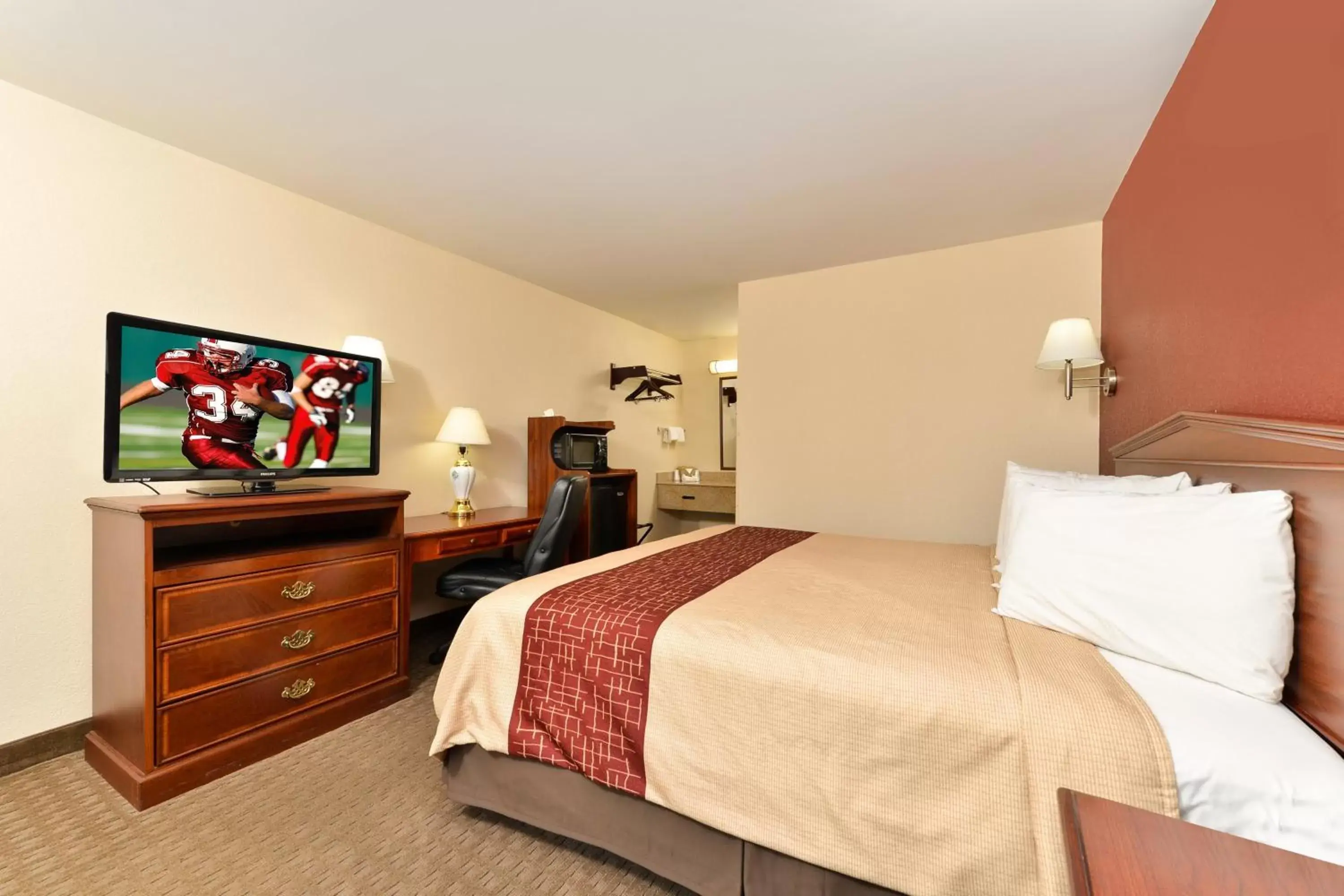 Photo of the whole room, Bed in Red Roof Inn Dalton Photo of the whole room, Bed in Red Roof Inn Dalton