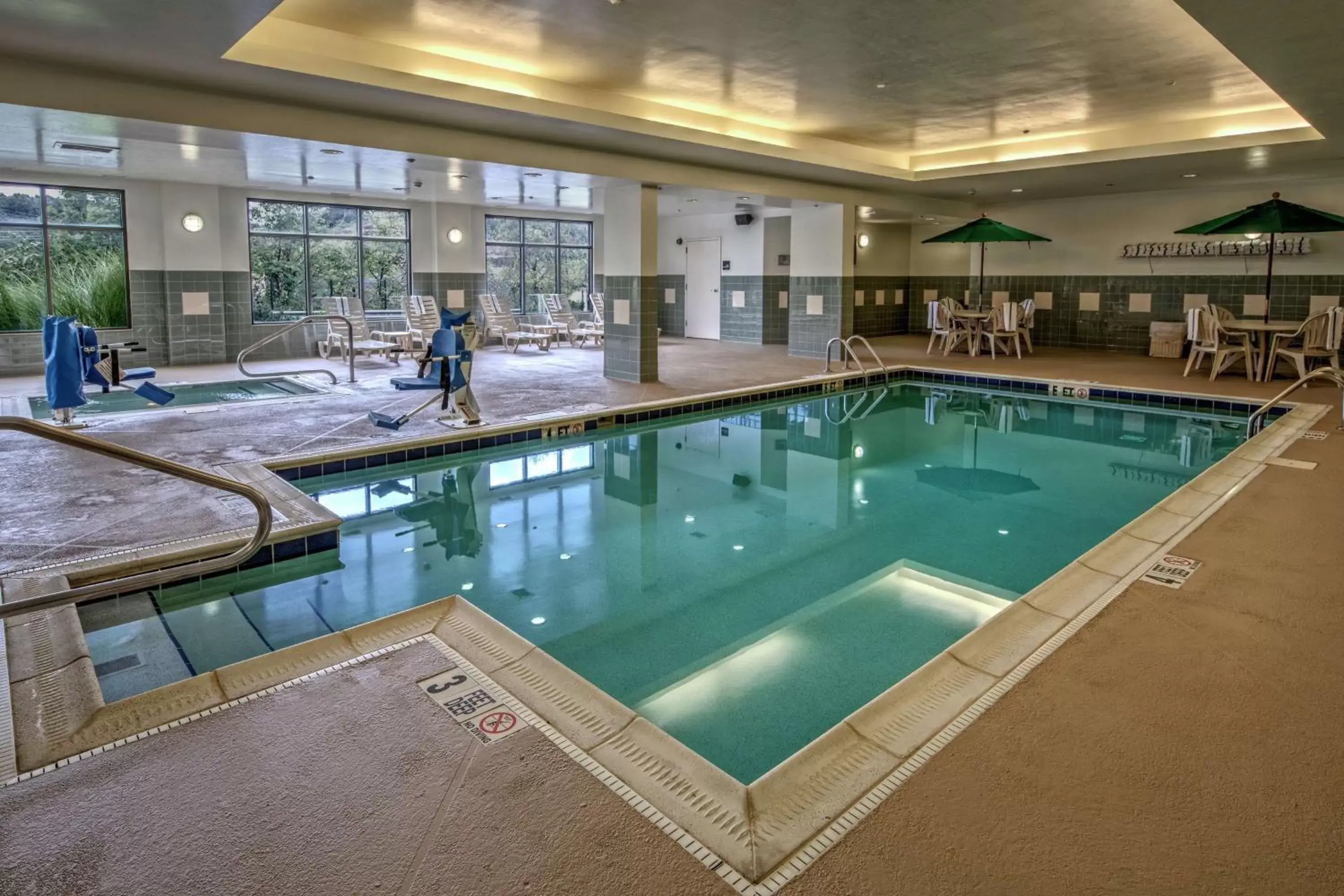 Pool view, Swimming Pool in Hampton Inn Cambridge