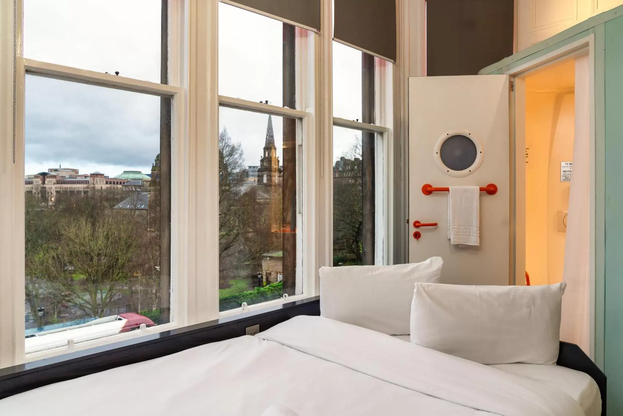 Bathroom, Bed in easyHotel Edinburgh