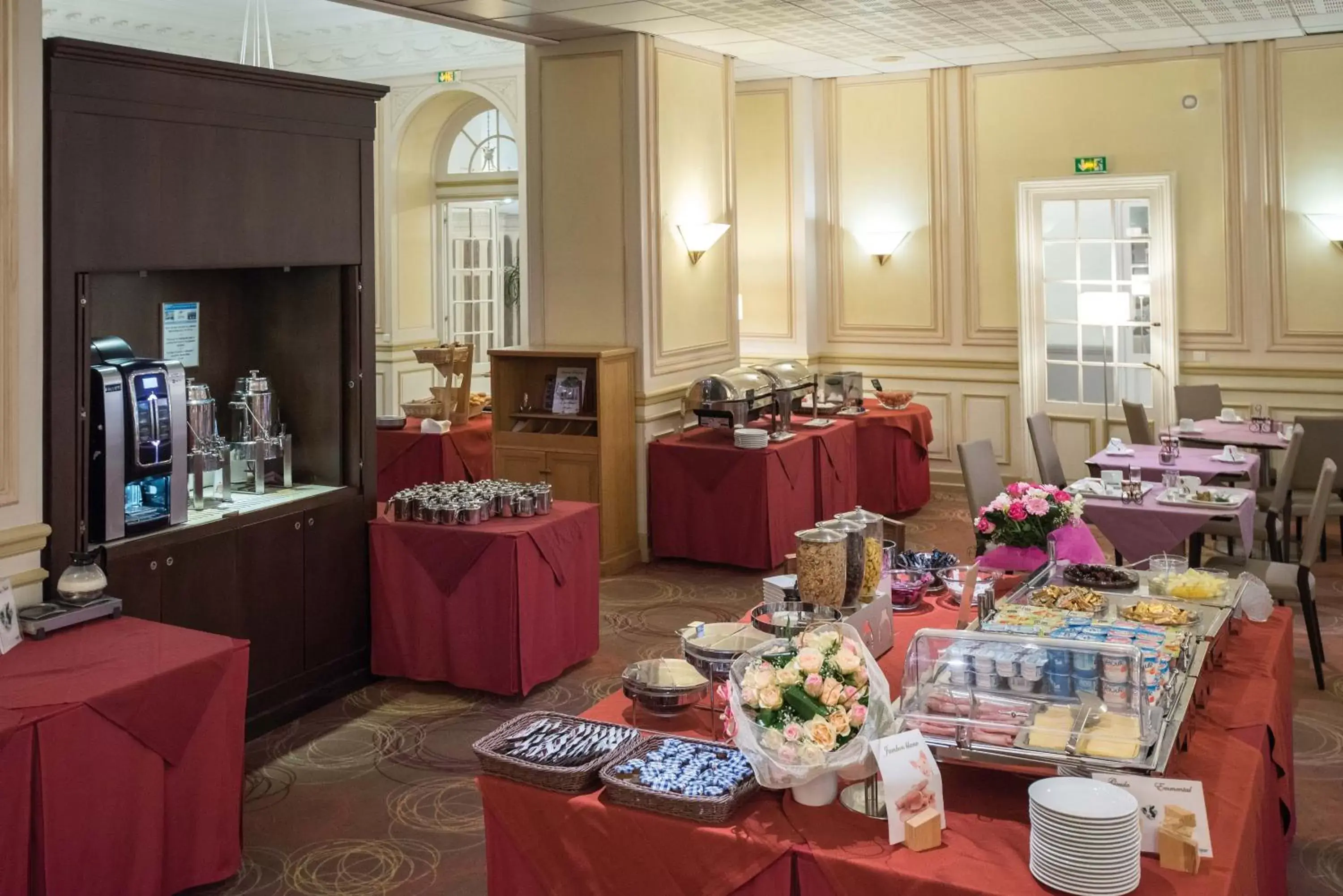 Buffet breakfast, Restaurant/Places to Eat in Hôtel Vacances Bleues Royal Westminster