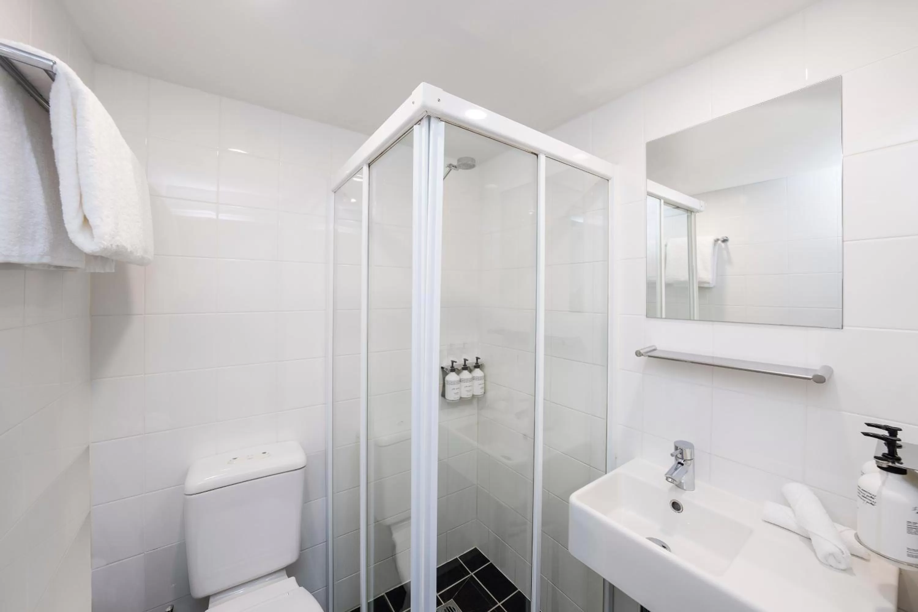 Bathroom in Travelodge Hotel Hobart