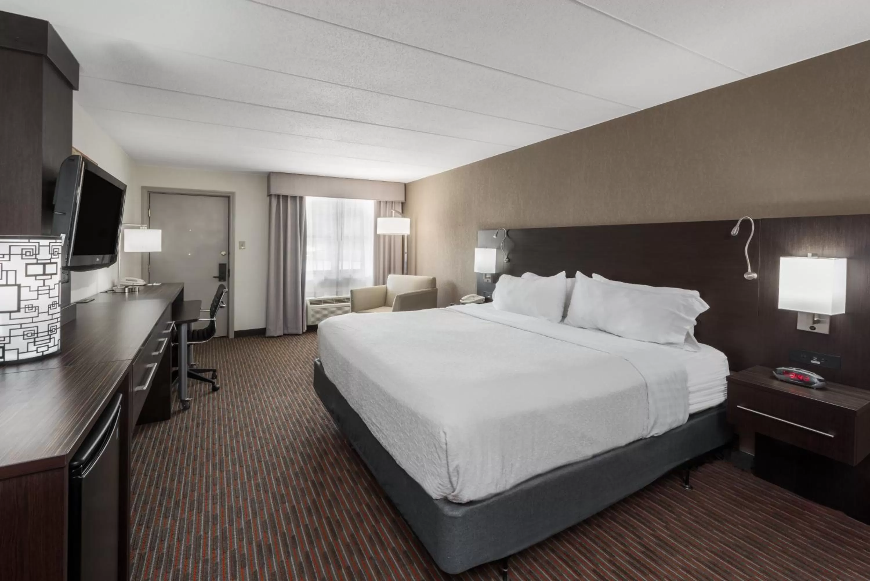 Photo of the whole room, Bed in Holiday Inn At Six Flags Saint Louis by IHG