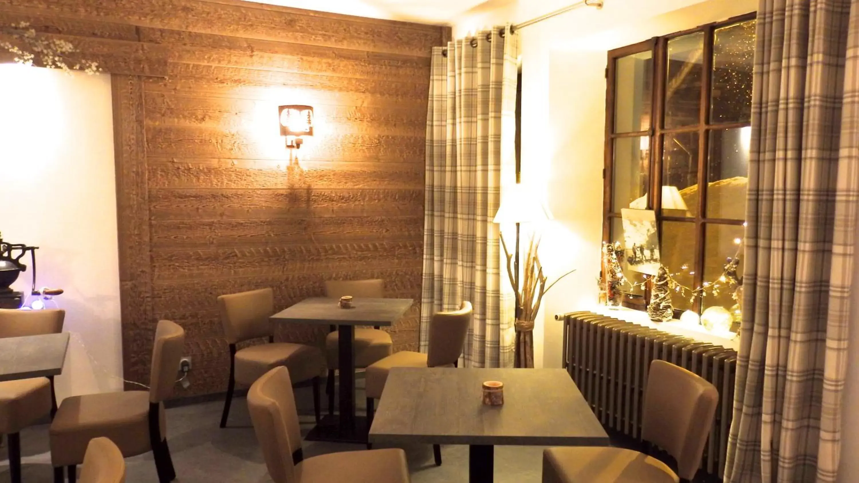 Lounge or bar, Restaurant/Places to Eat in Hôtel Viallet