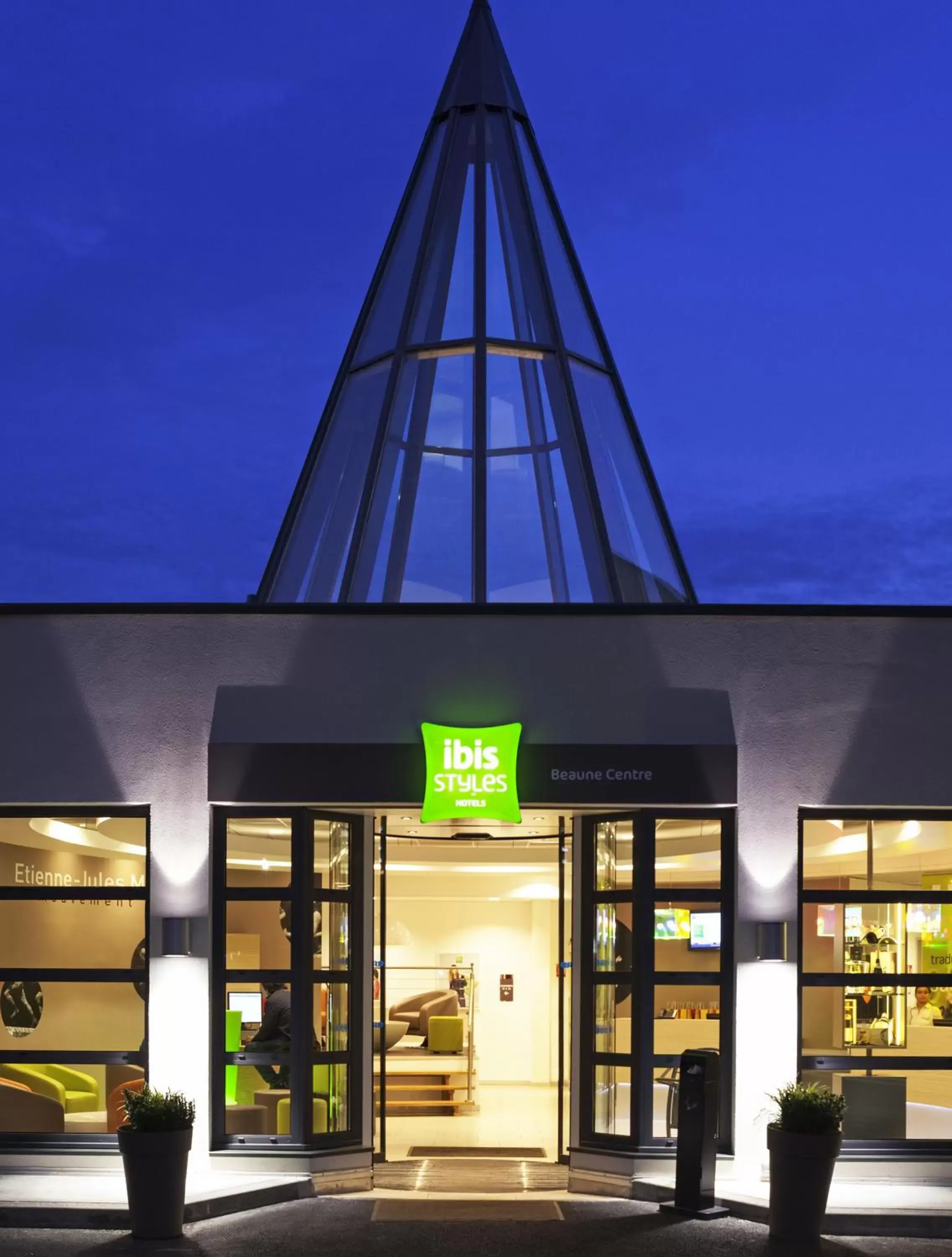 Facade/entrance in ibis Styles Beaune Centre