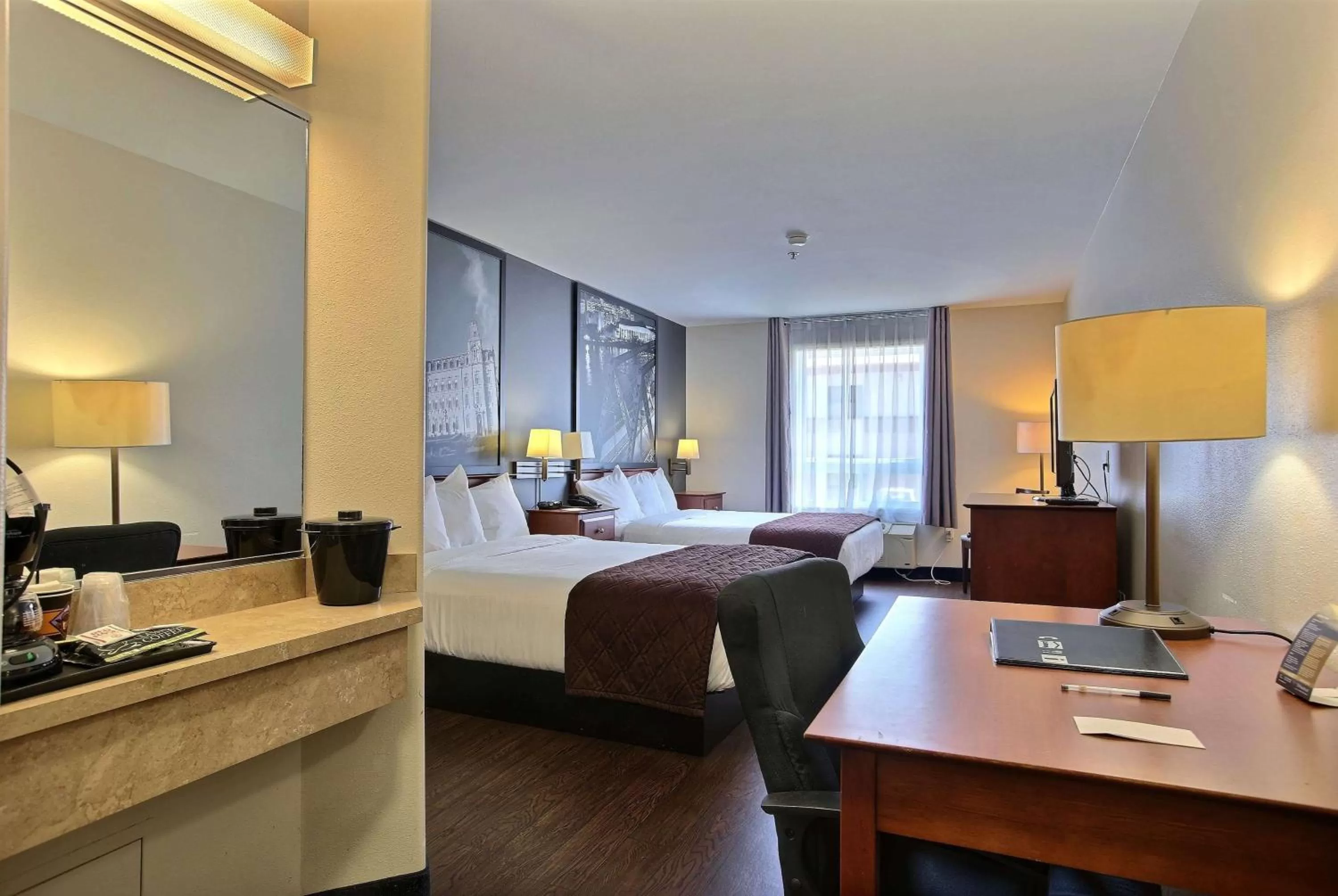 Photo of the whole room, Bed in Super 8 by Wyndham Trois-Rivieres