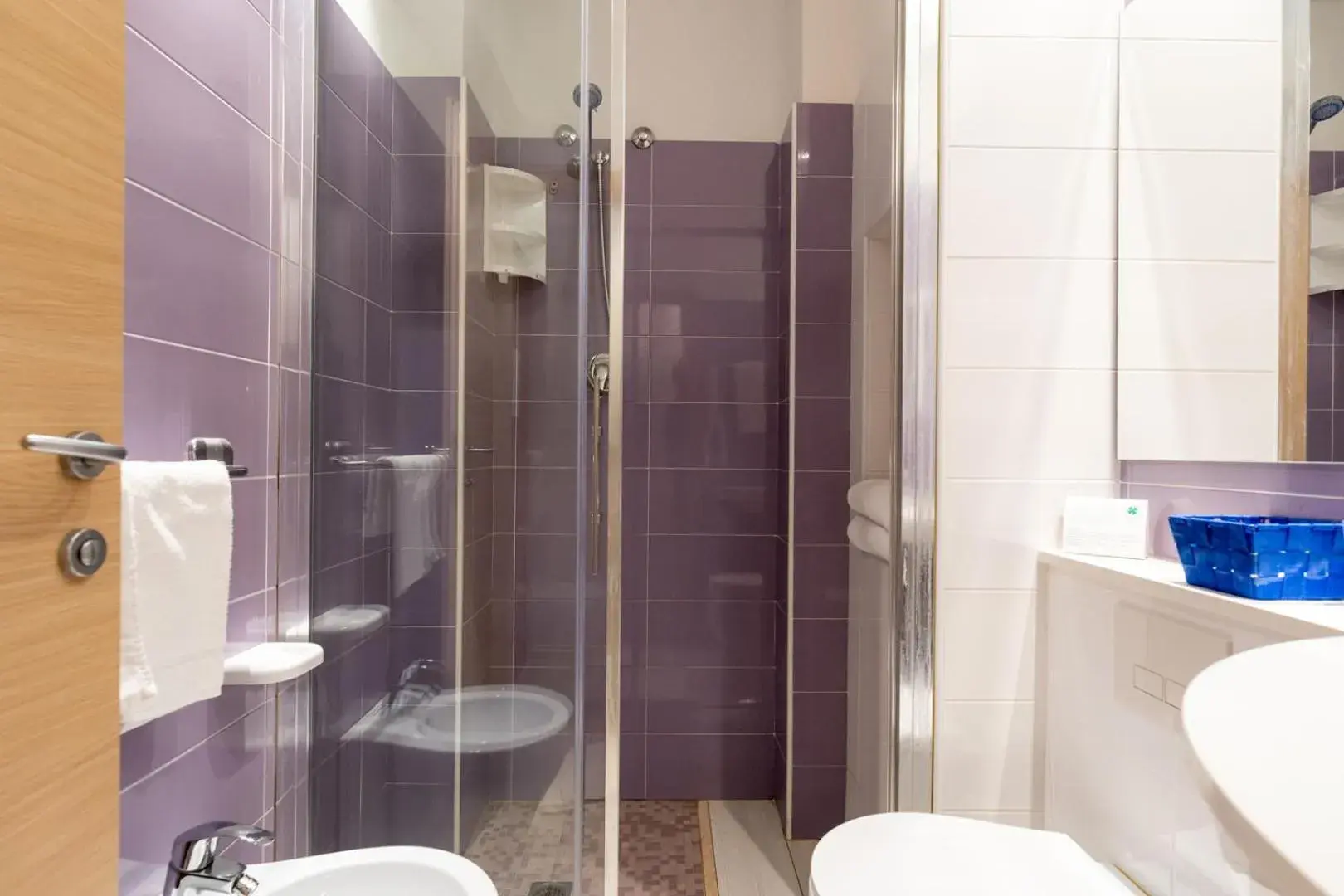 Bathroom in Hotel Montmartre