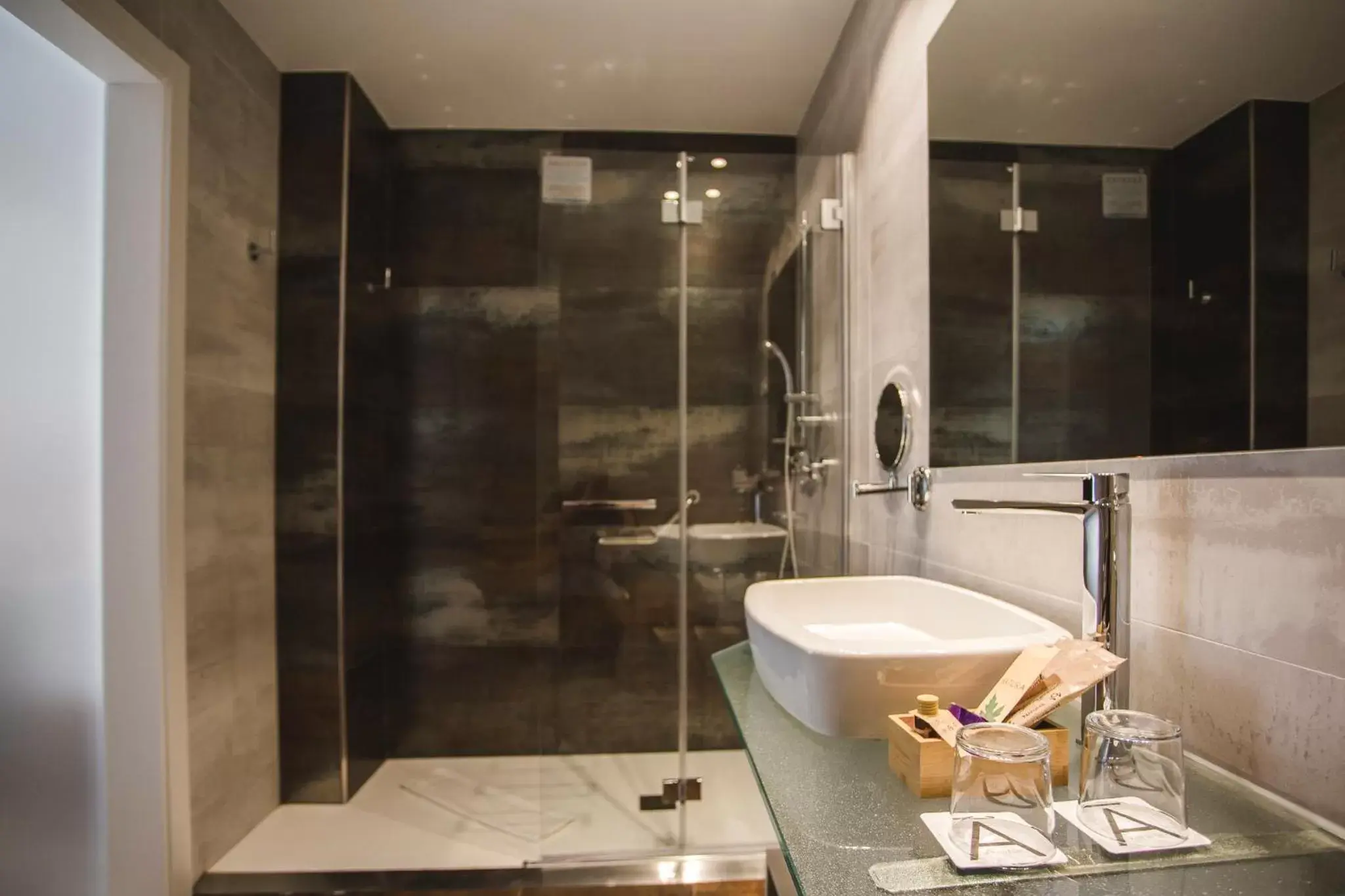 Shower, Bathroom in Hotel Boutique Ábaster
