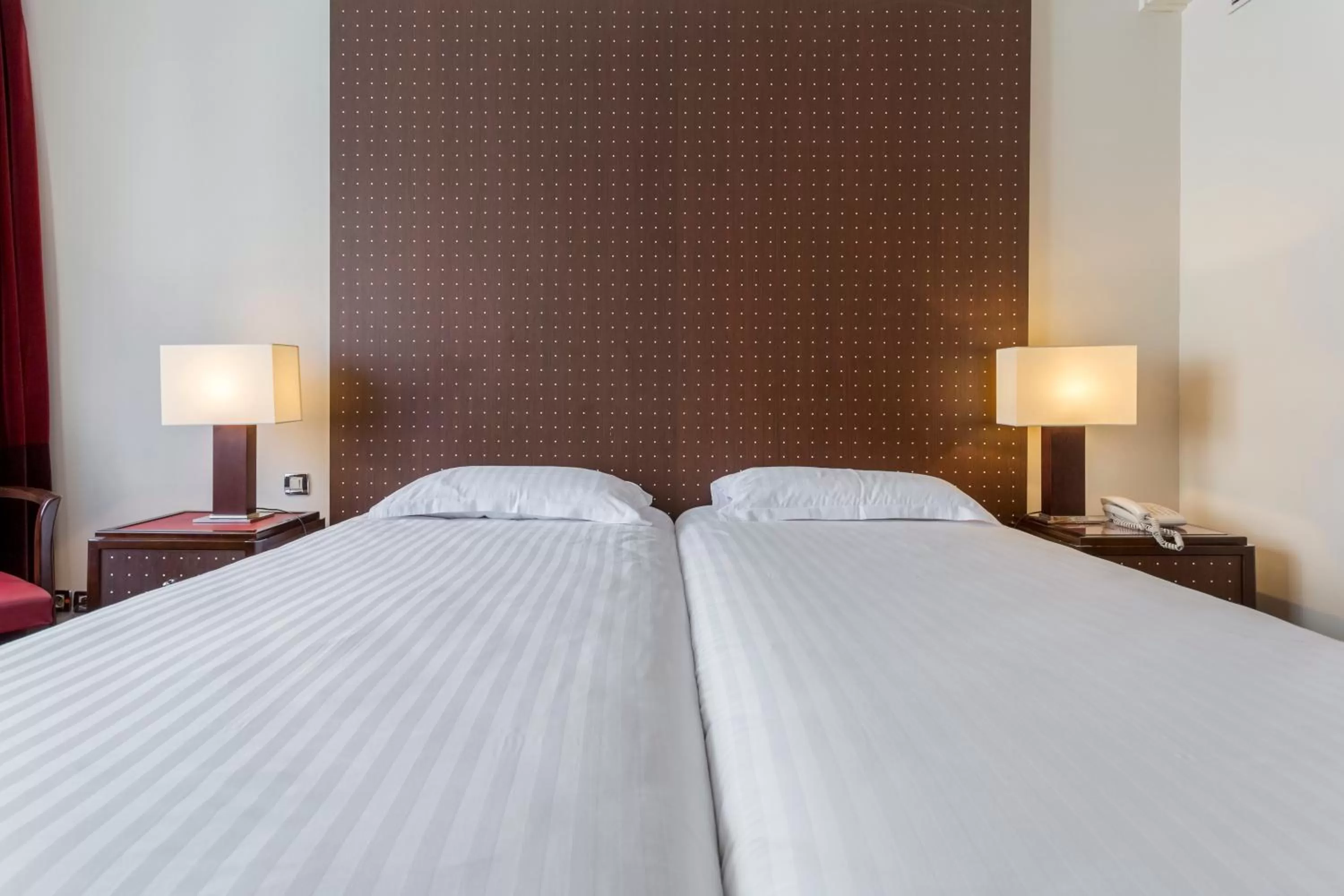 Two Connecting Superior Twin Rooms in Hôtel De Castiglione