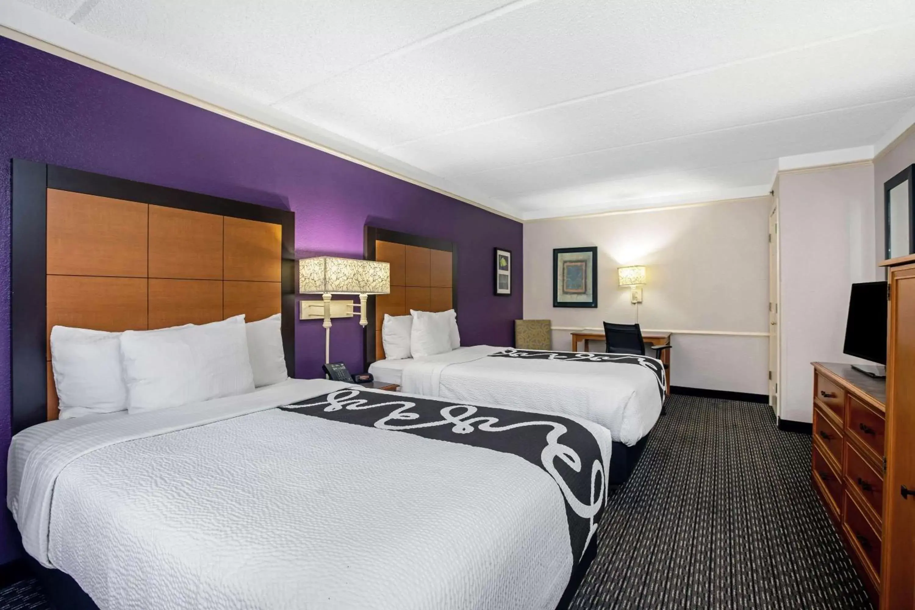 Photo of the whole room, Bed in La Quinta Inn by Wyndham Sacramento North