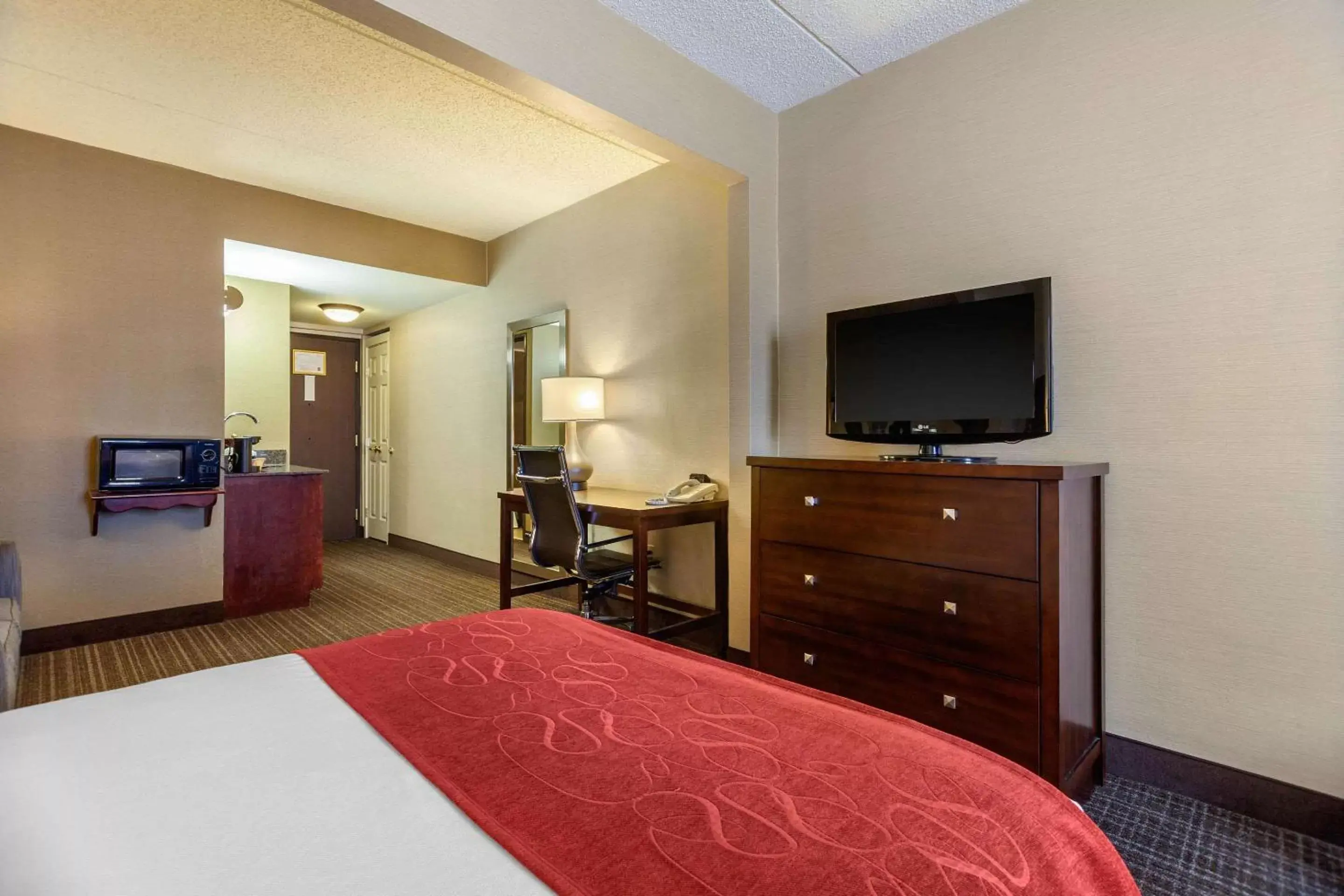 Photo of the whole room, TV/Entertainment Center in Comfort Suites Green Bay