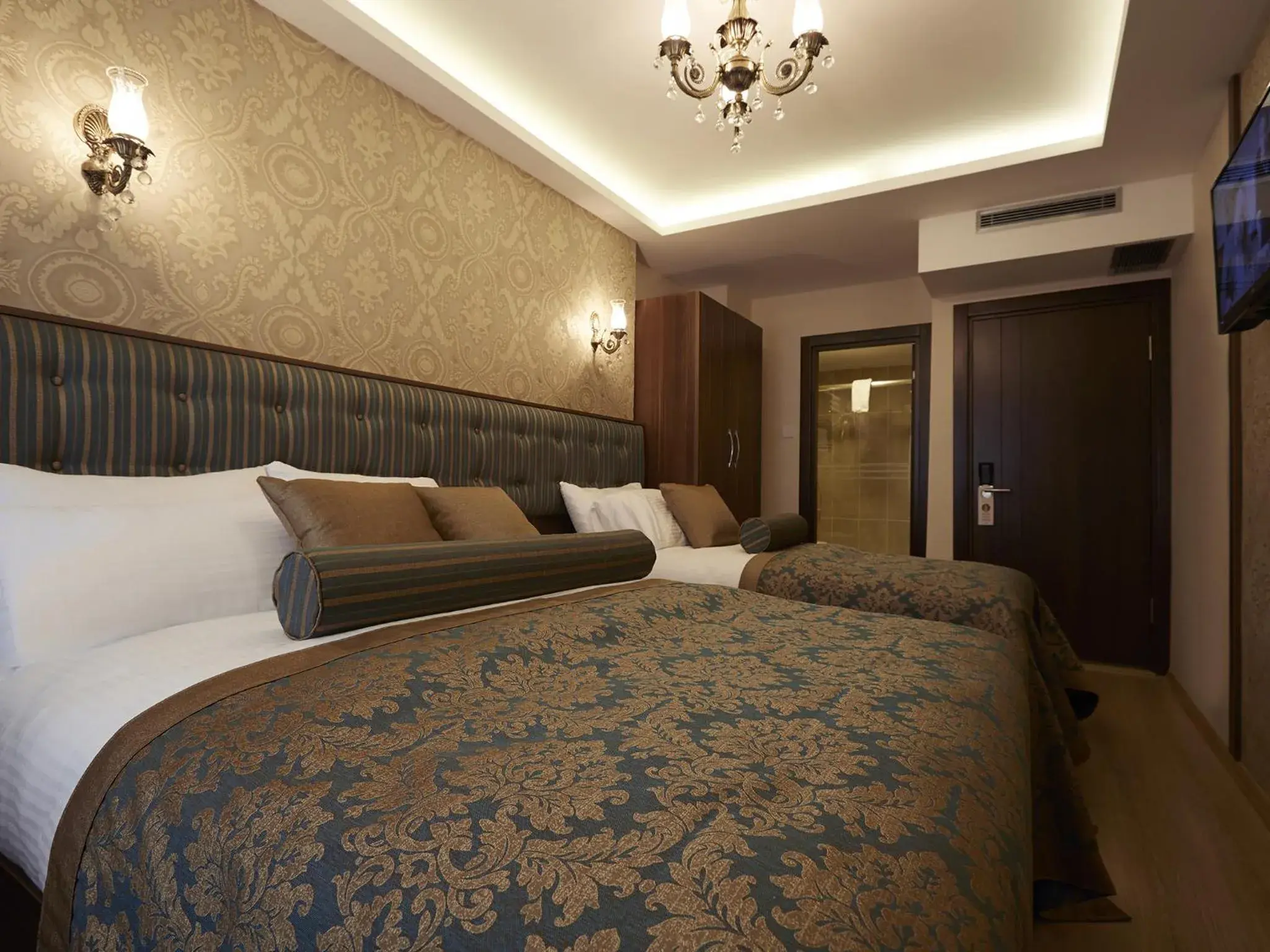 Photo of the whole room, Bed in Marmara Place Old City Hotel