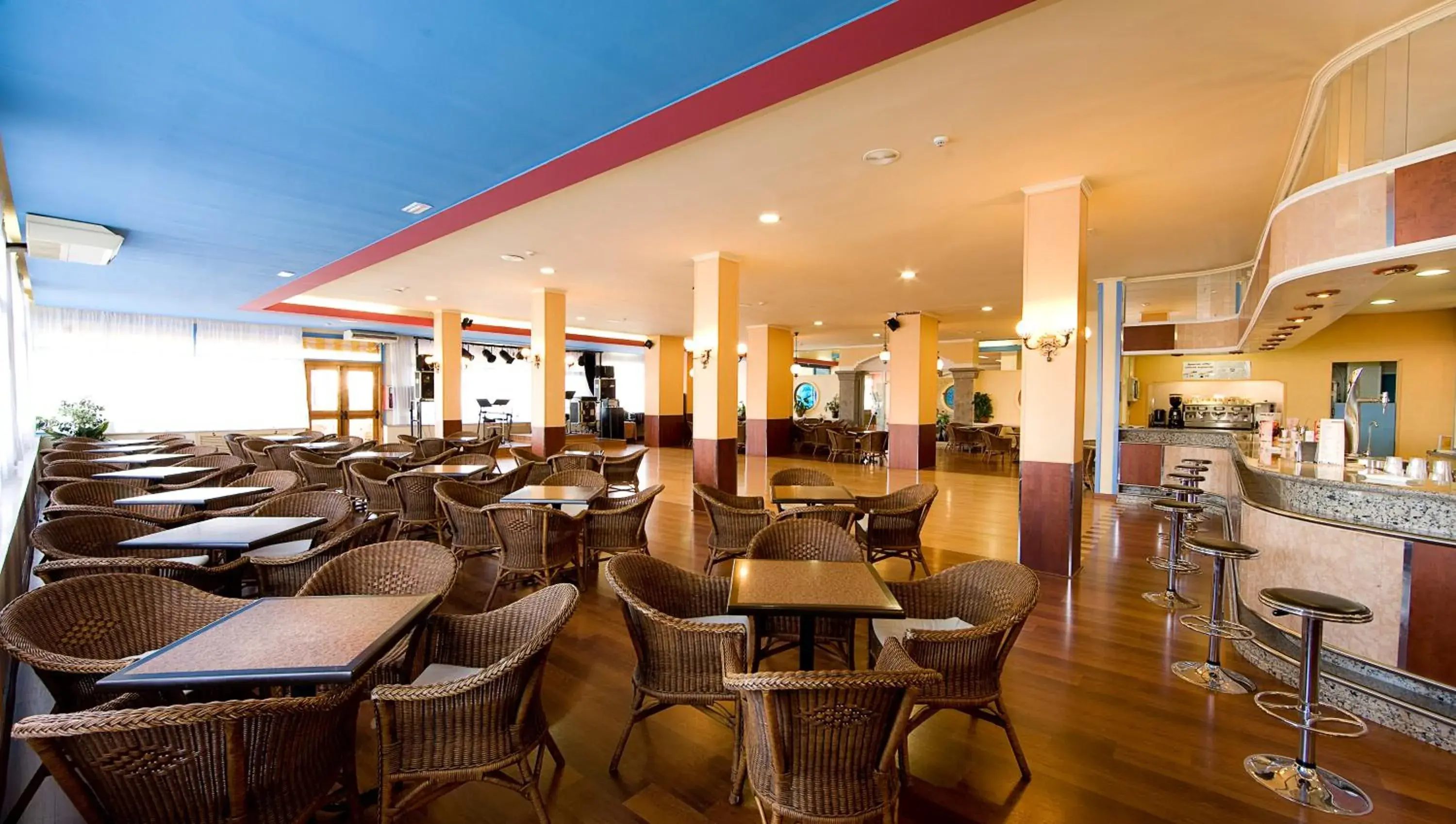 Lounge or bar, Restaurant/Places to Eat in Hotel Monarque Torreblanca