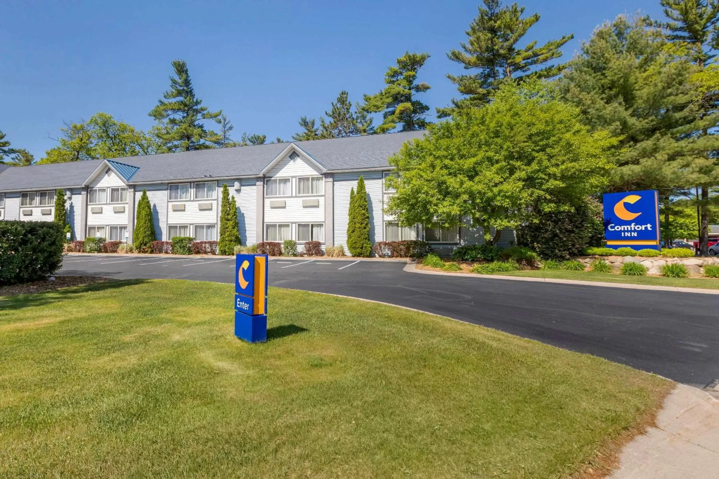 Property Building in Comfort Inn Traverse City