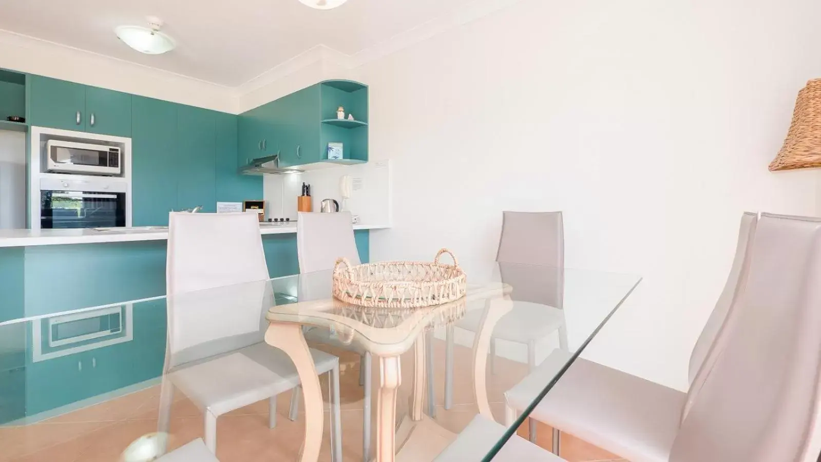 Kitchen or kitchenette, Dining Area in Currumbin Sands On The Beach