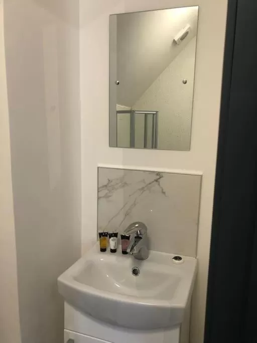 Bathroom in Newly refurbished studio, great location 8 studios