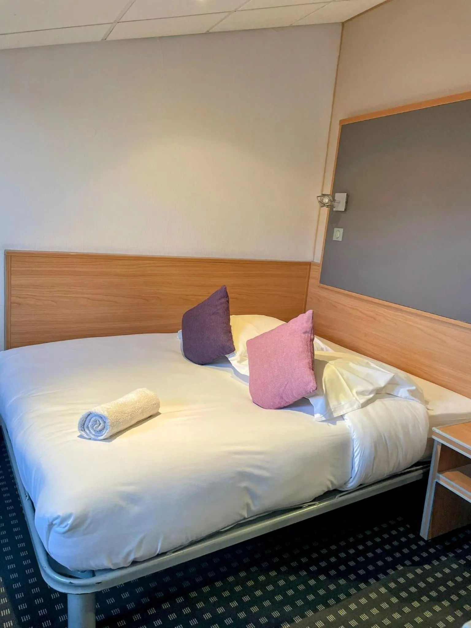 Bedroom in Modern Waikiki Hotel