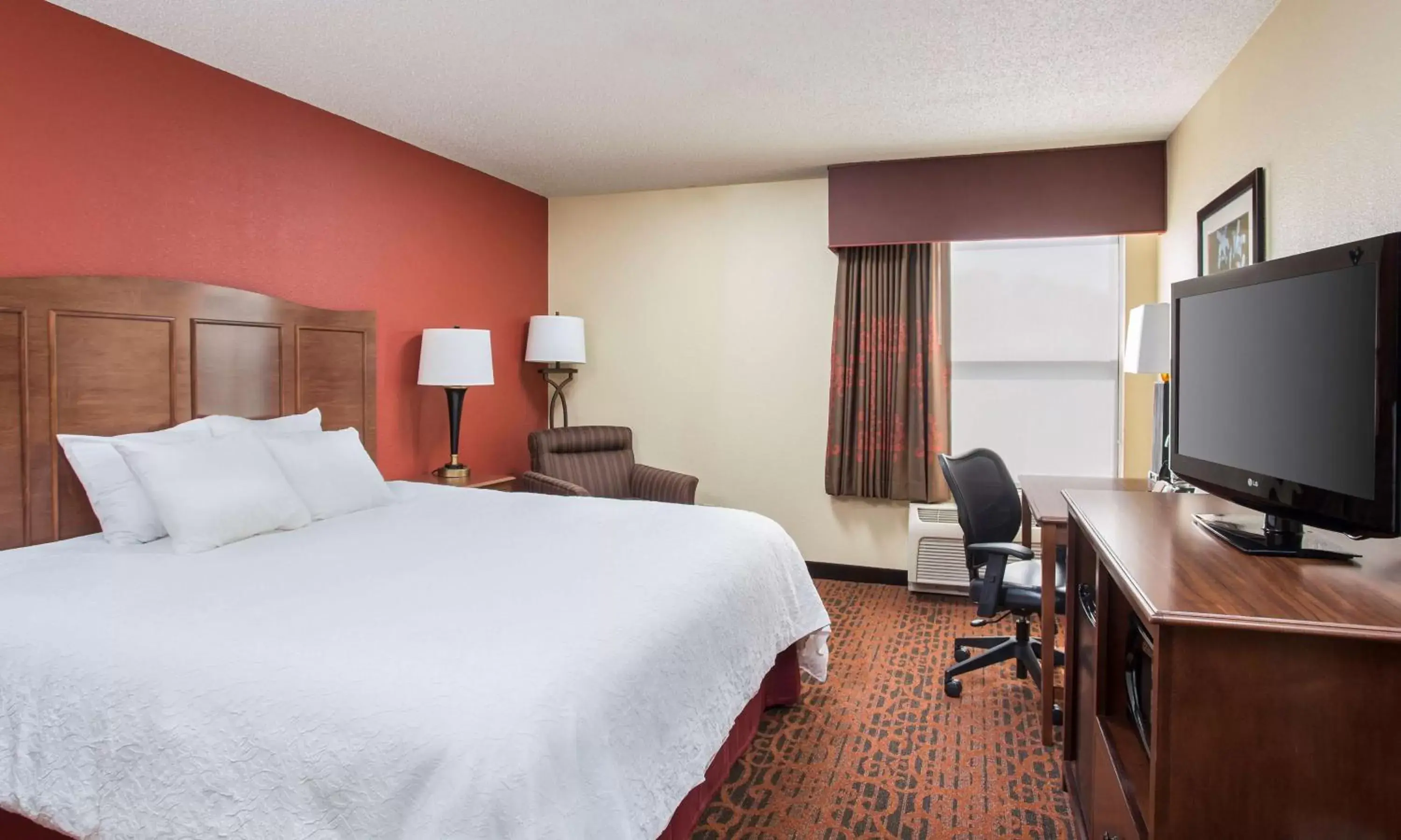 Bed, TV/Entertainment Center in Hampton Inn Shawnee