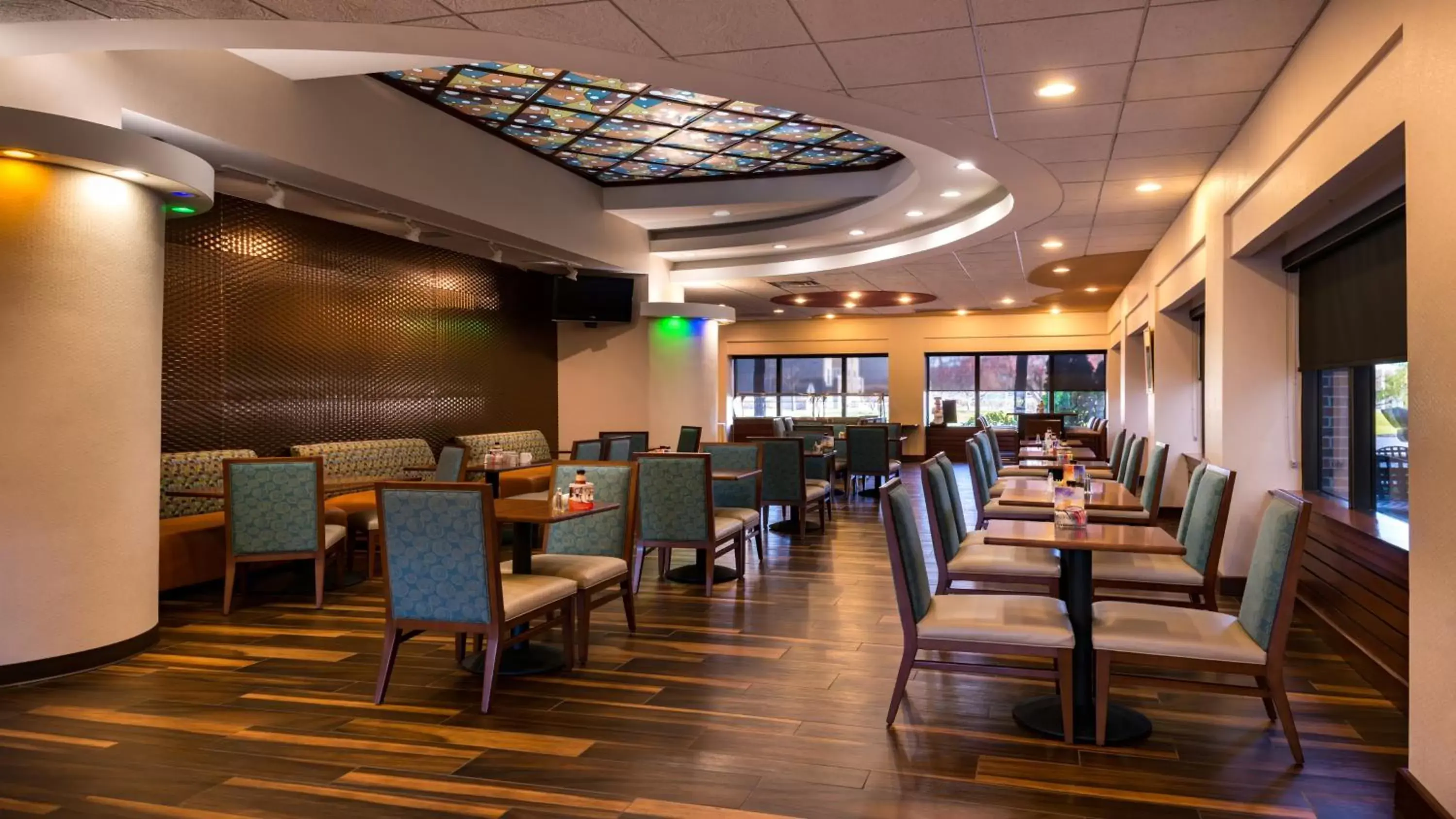 Restaurant/Places to Eat in Holiday Inn Hotel & Suites Warren, an IHG Hotel