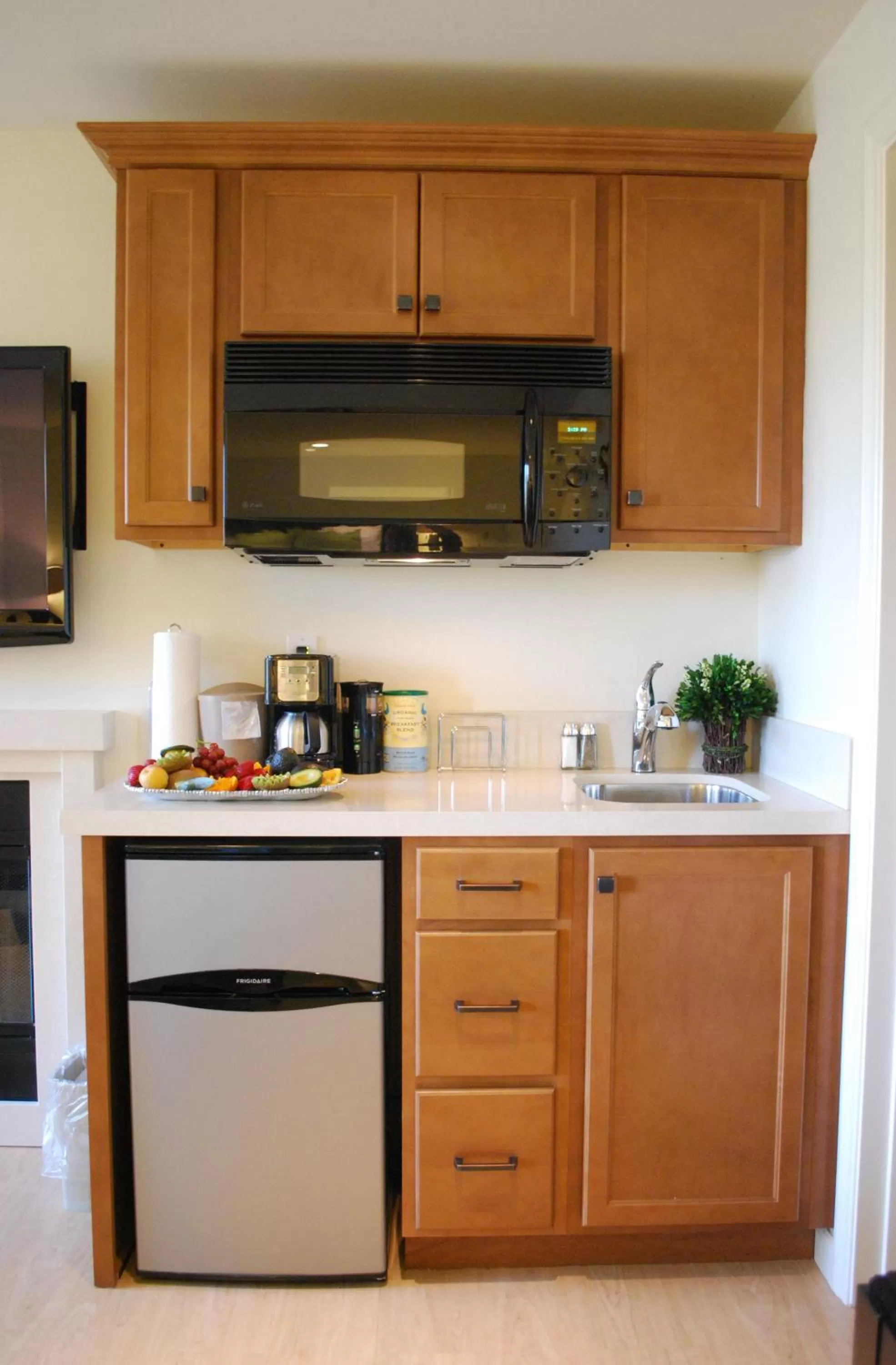 Kitchen or kitchenette in Bella Capri Inn and Suites