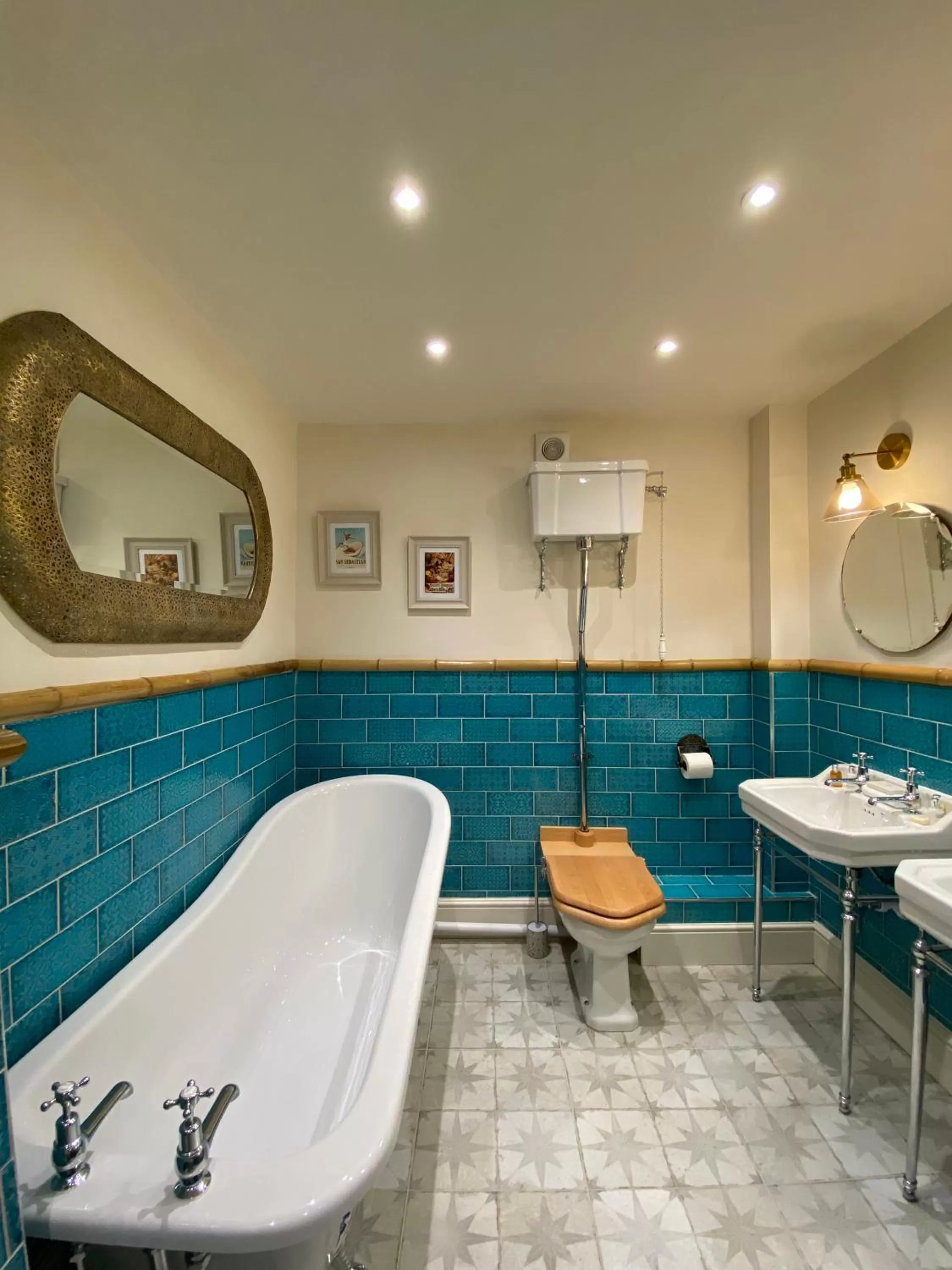 Shower in Tolcarne Beach Colonial Restaurant and Rooms