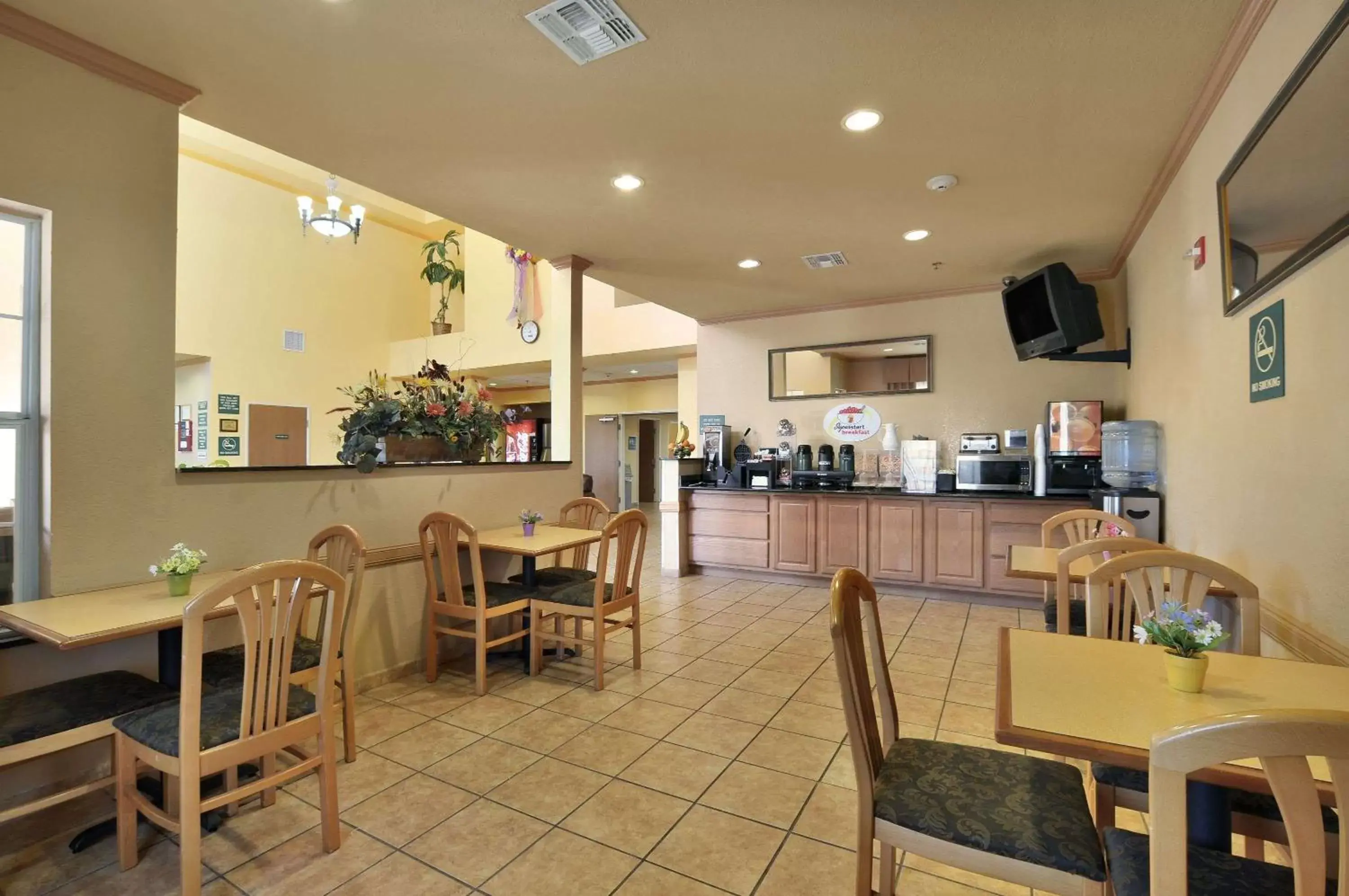 Restaurant/Places to Eat in Super 8 by Wyndham San Antonio/Alamodome Area