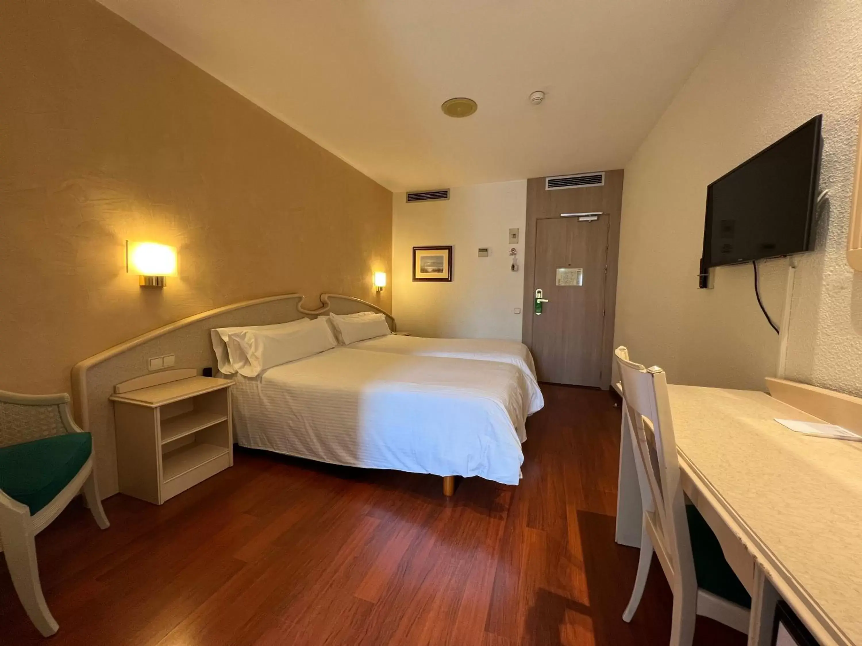 Bedroom, Bed in Hotel Lleó