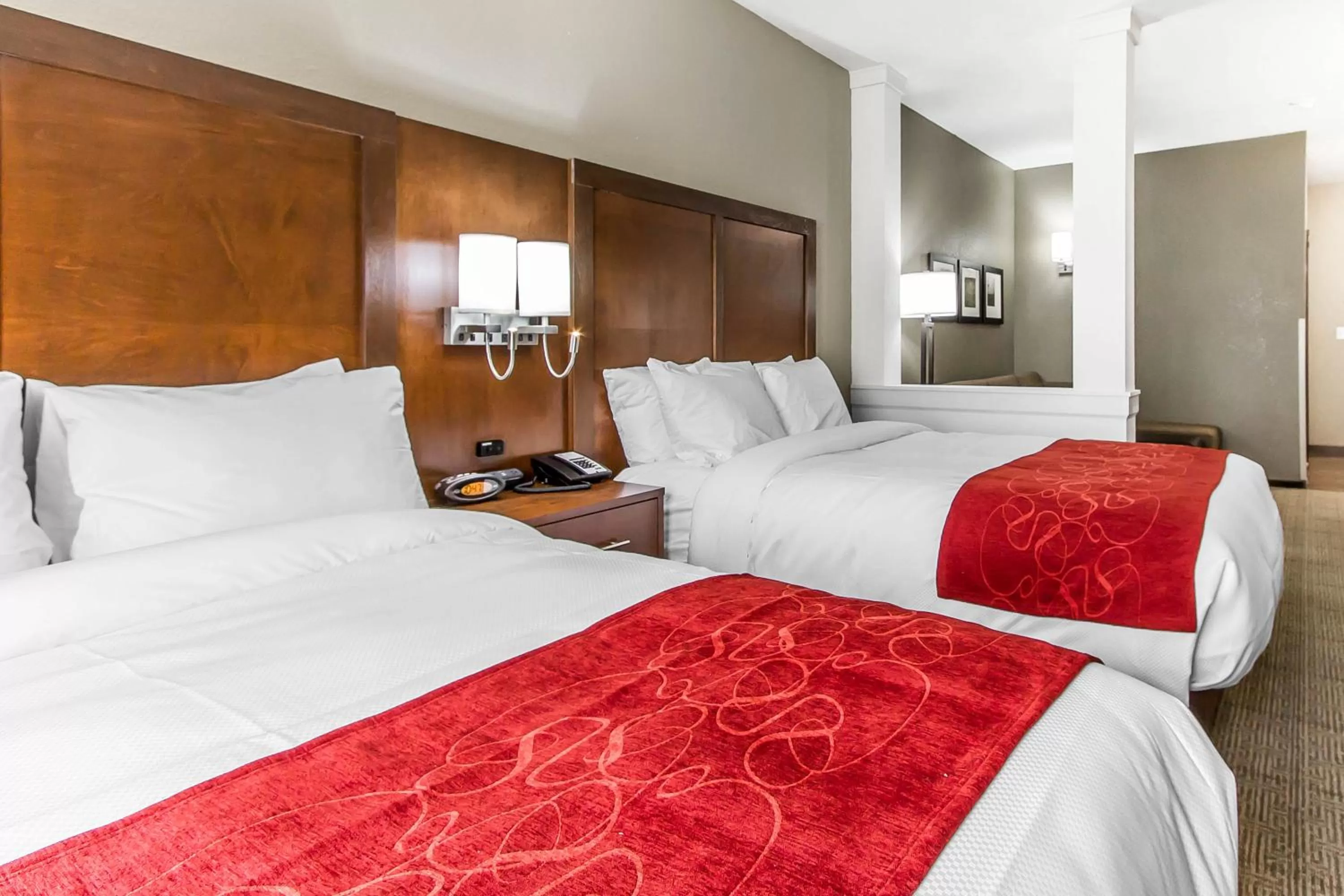 Photo of the whole room, Bed in Comfort Suites West Omaha