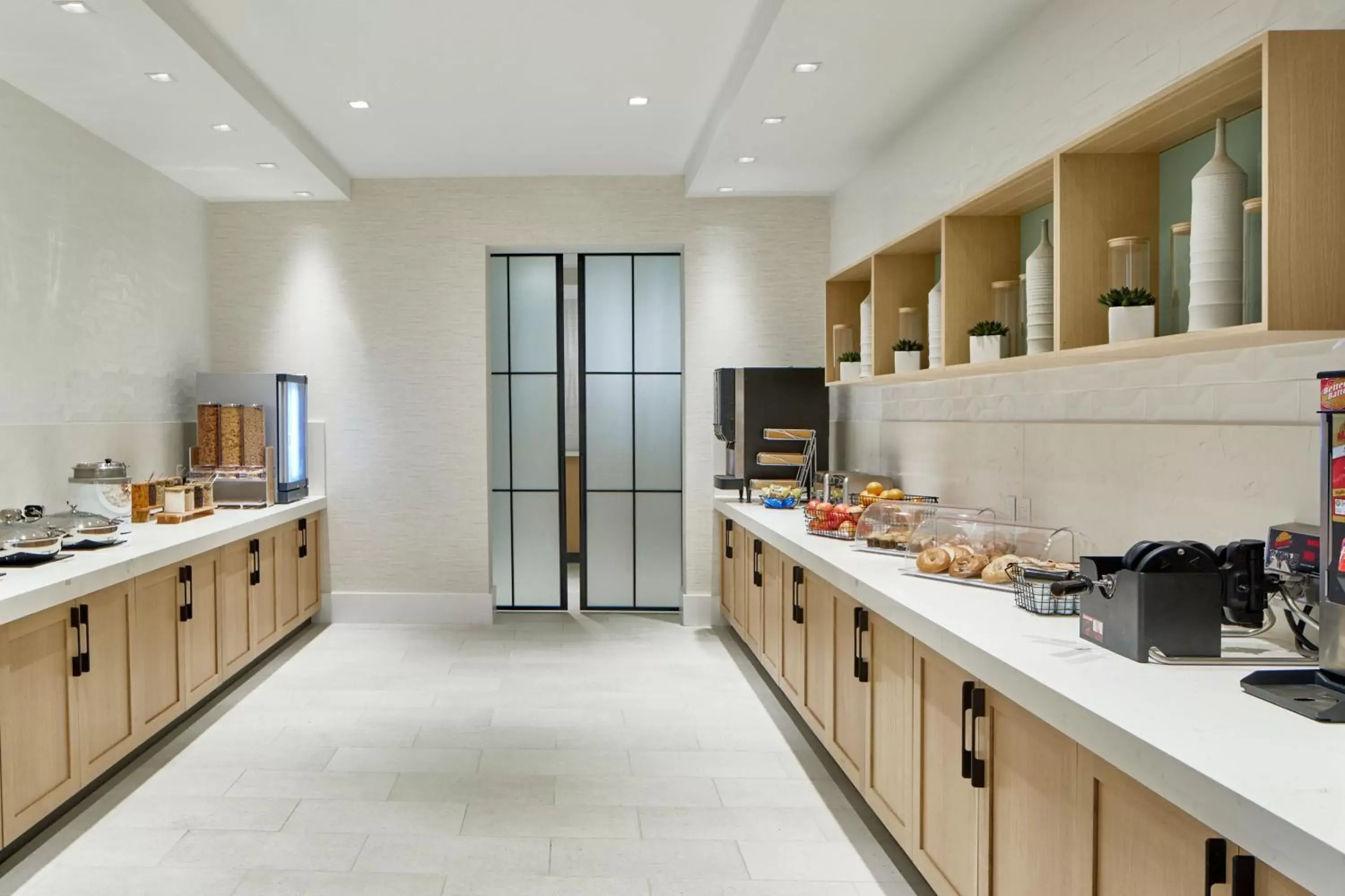Breakfast, Kitchen/Kitchenette in SpringHill Suites by Marriott Jacksonville Beach Oceanfront