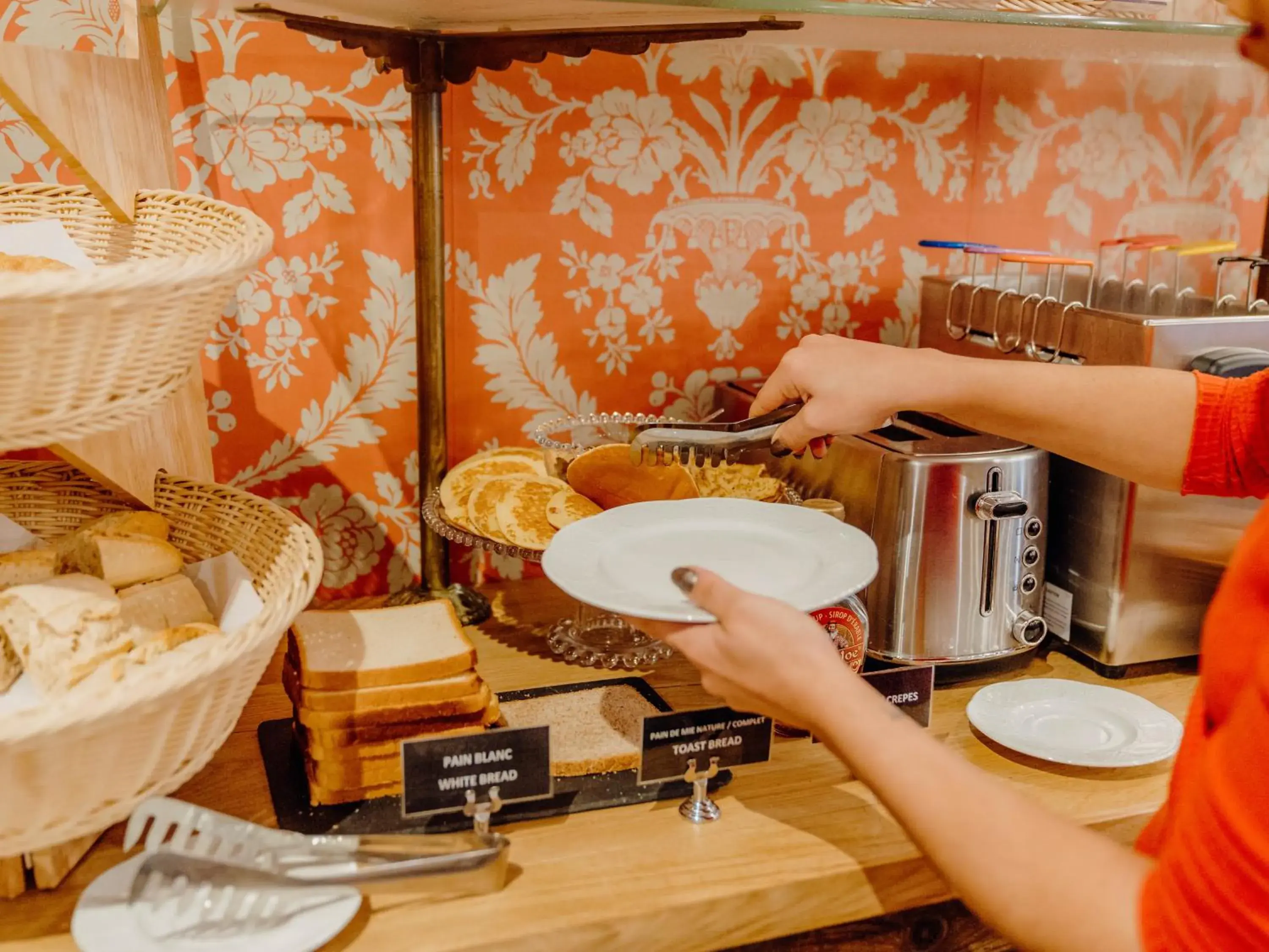 Breakfast, Bathroom in Hotel Le Grimaldi by Happyculture