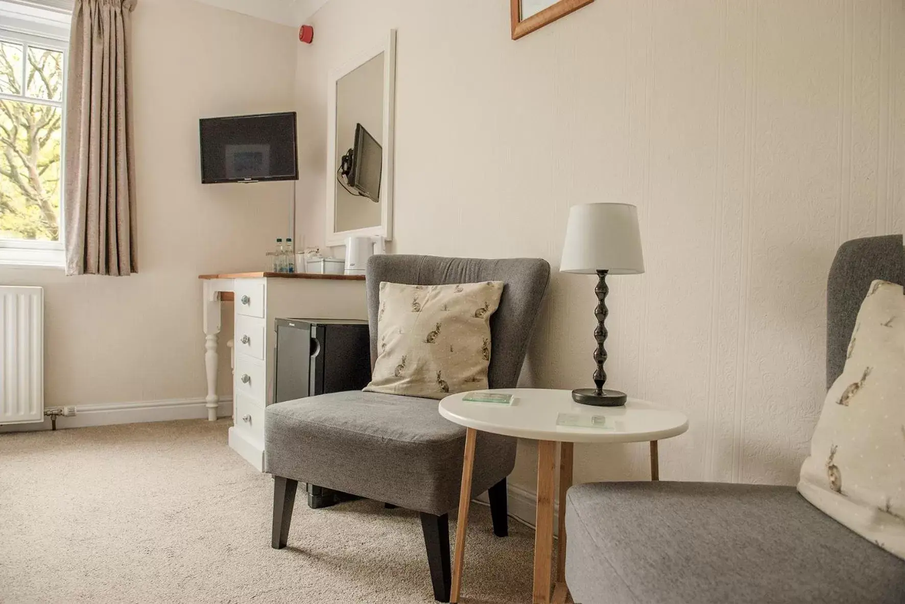 Bedroom, Seating Area in Mynd House